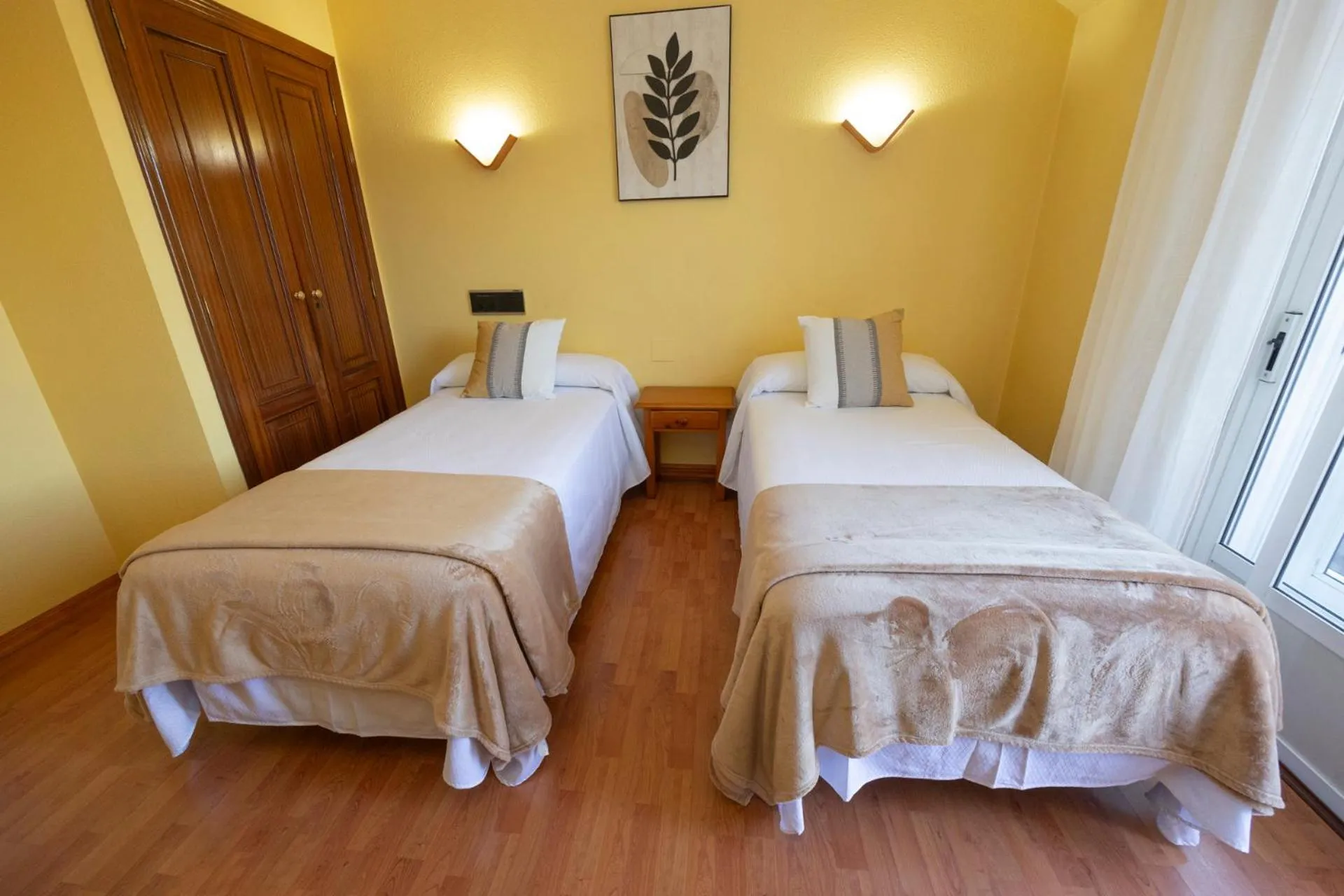 Bedroom, Bed in Hotel Restaurante Isape GBC