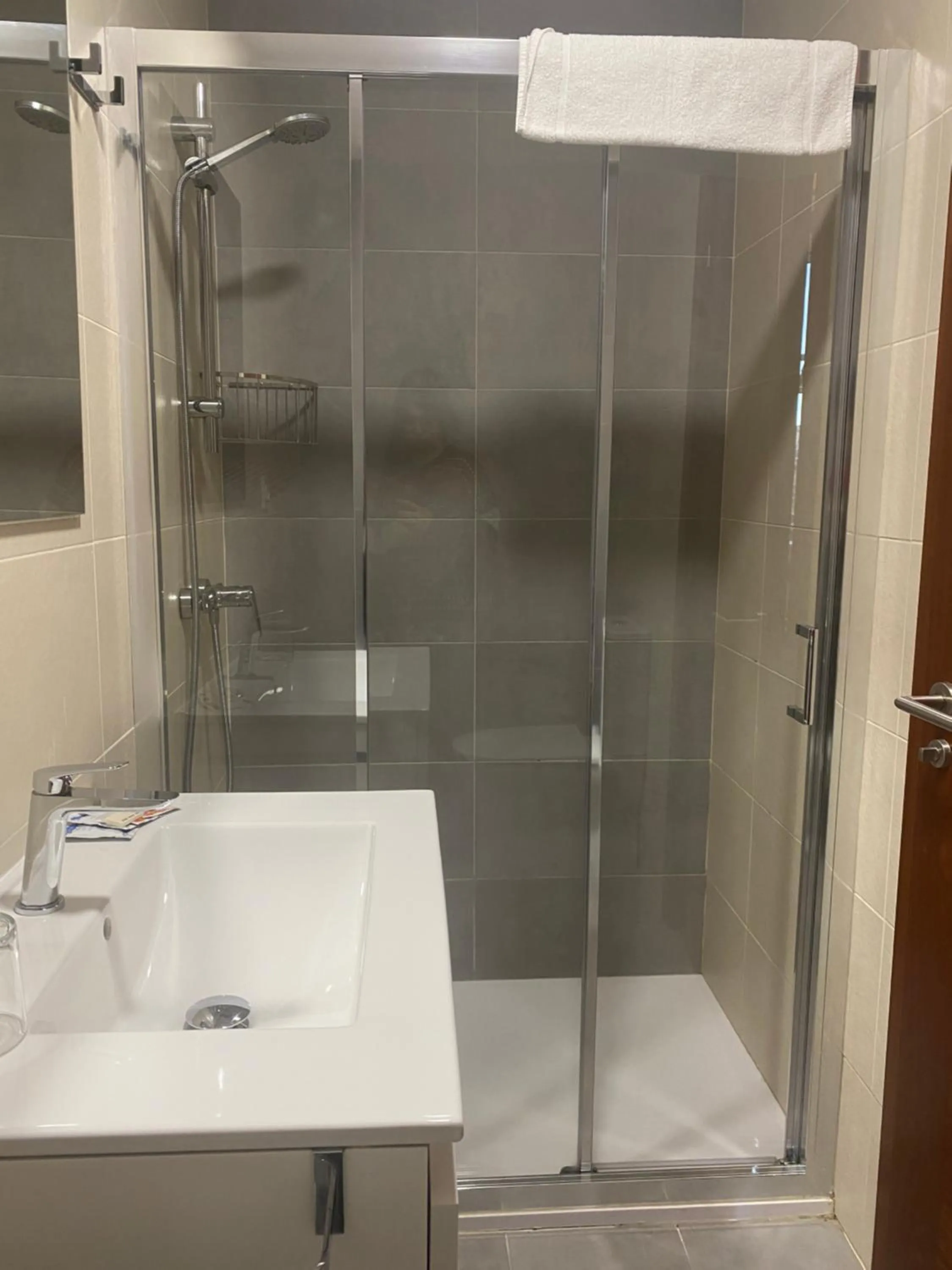 Shower in Hotel Restaurante Isape GBC