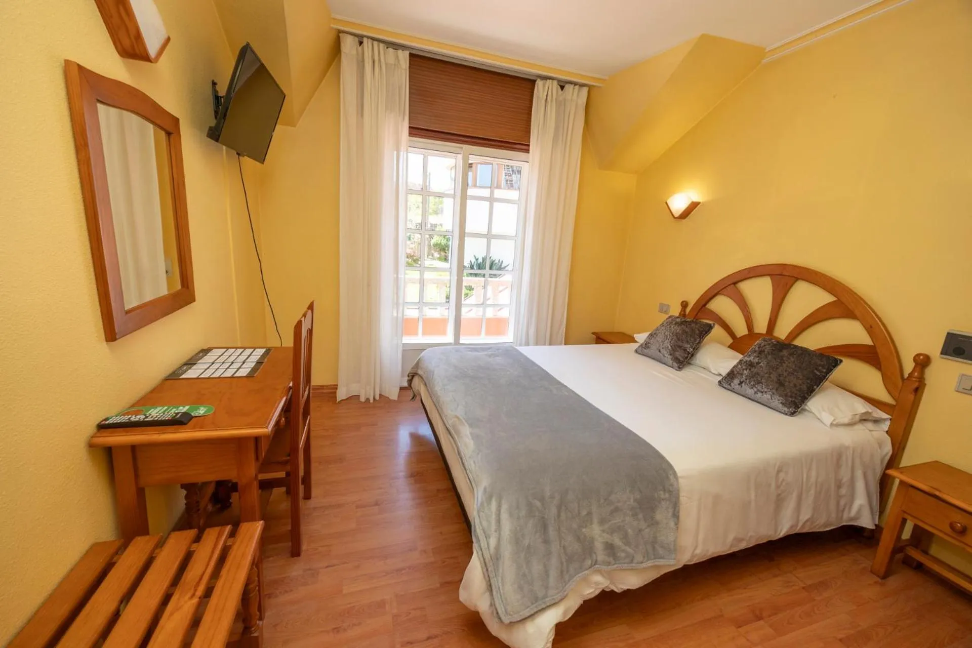 Bedroom, Bed in Hotel Restaurante Isape GBC