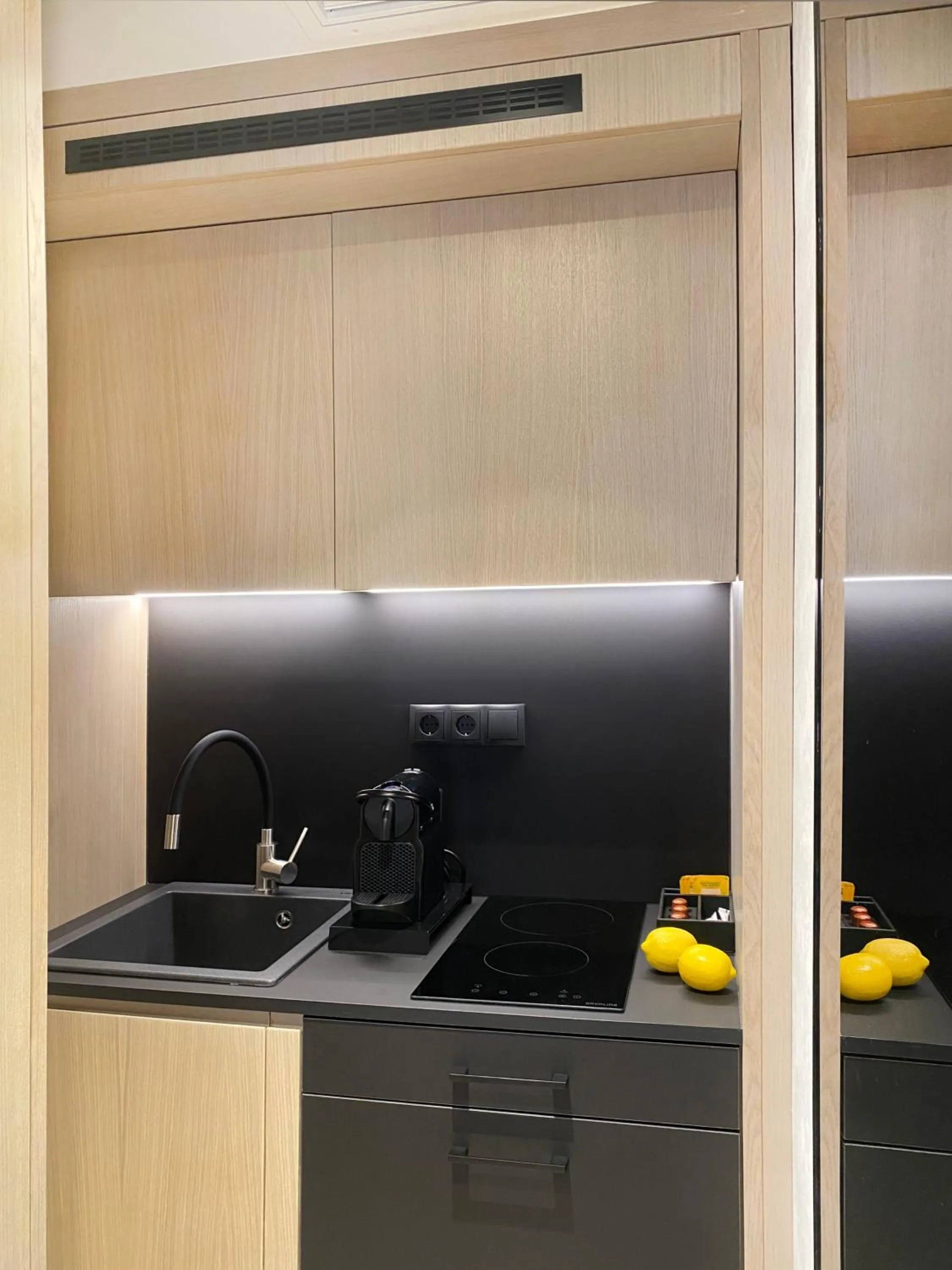 Coffee/tea facilities in Icon Central SKG