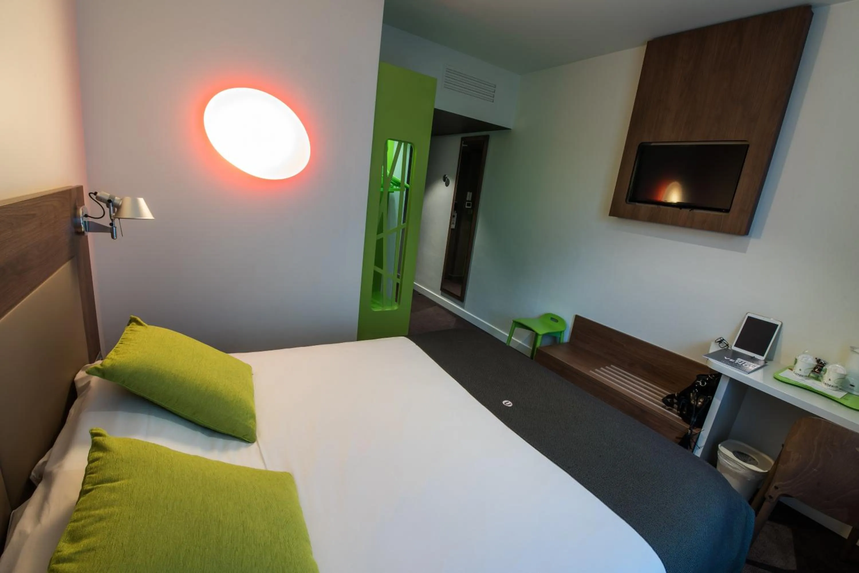 Bedroom, Bed in Campanile Annecy Centre - Gare