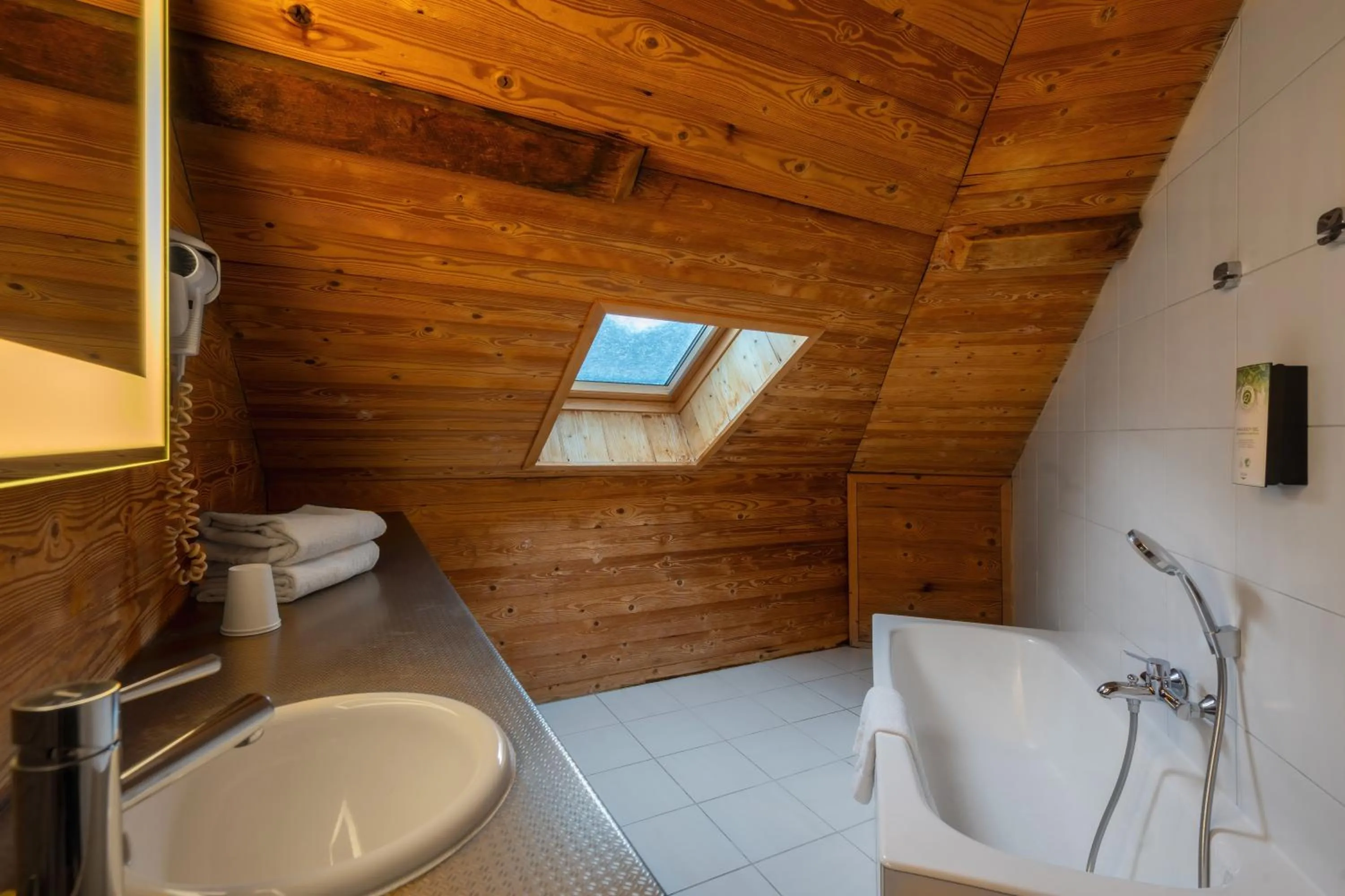 Bedroom in Campanile Annecy Centre - Gare