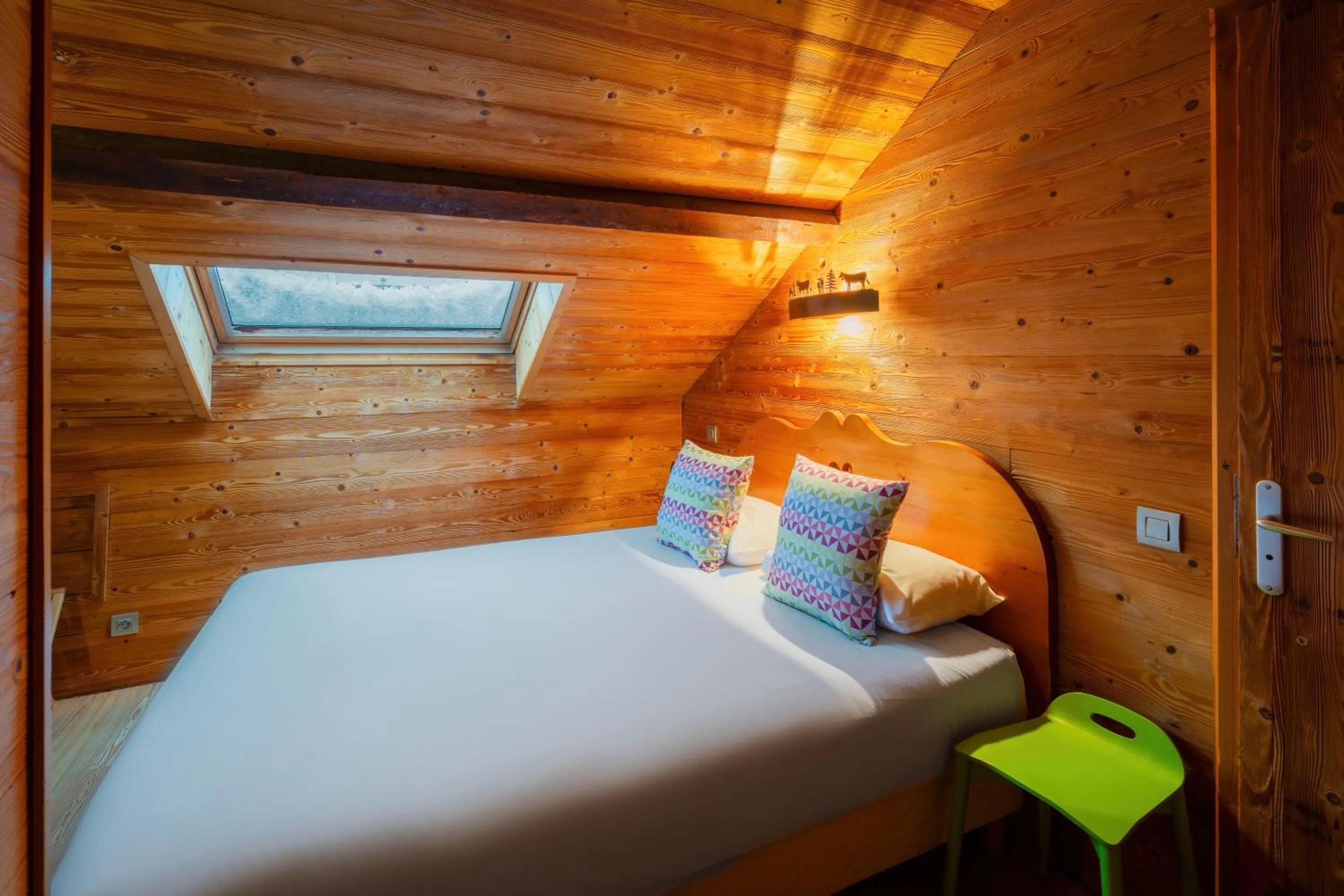 Bedroom, Bed in Campanile Annecy Centre - Gare