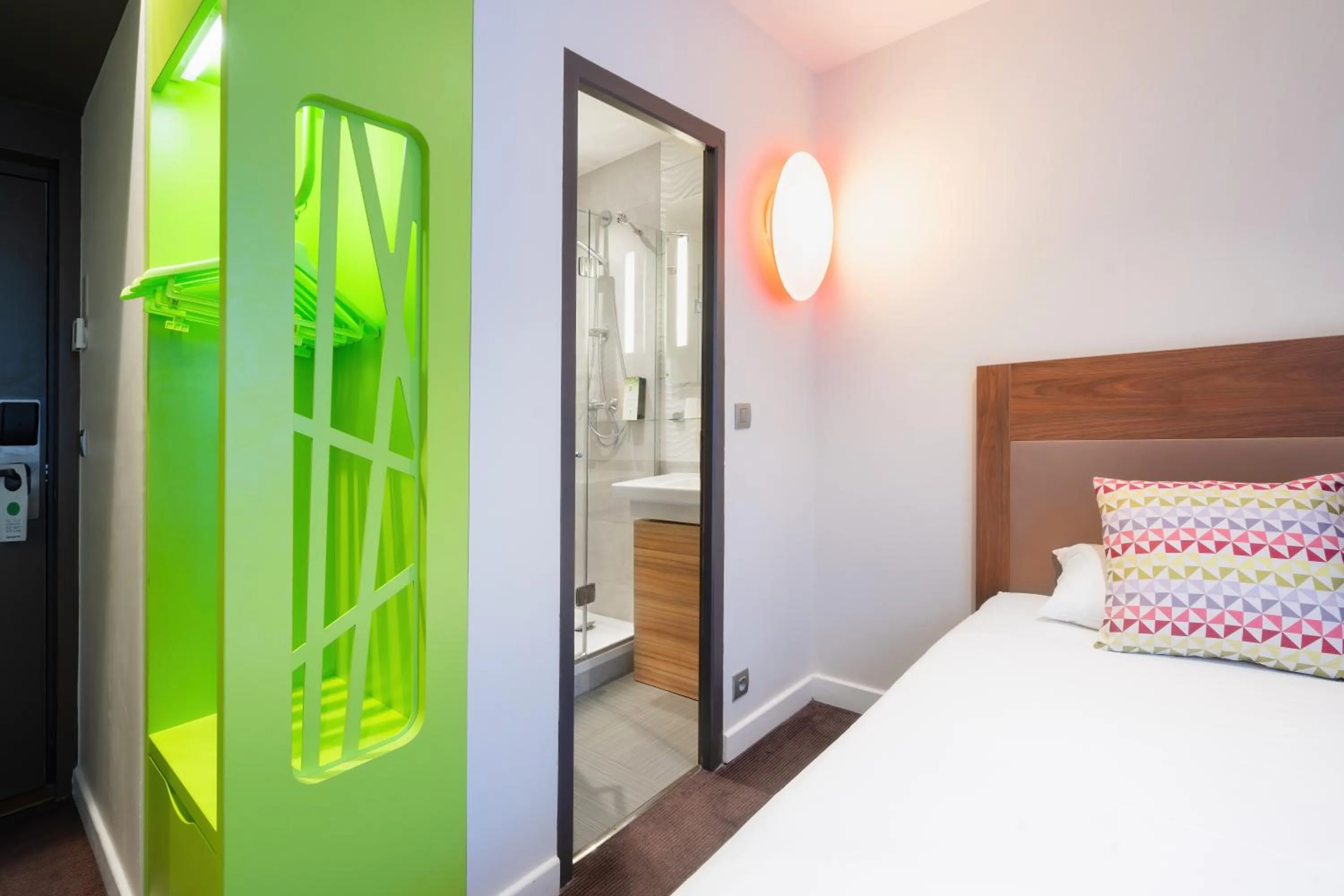 Bedroom, Bed in Campanile Annecy Centre - Gare