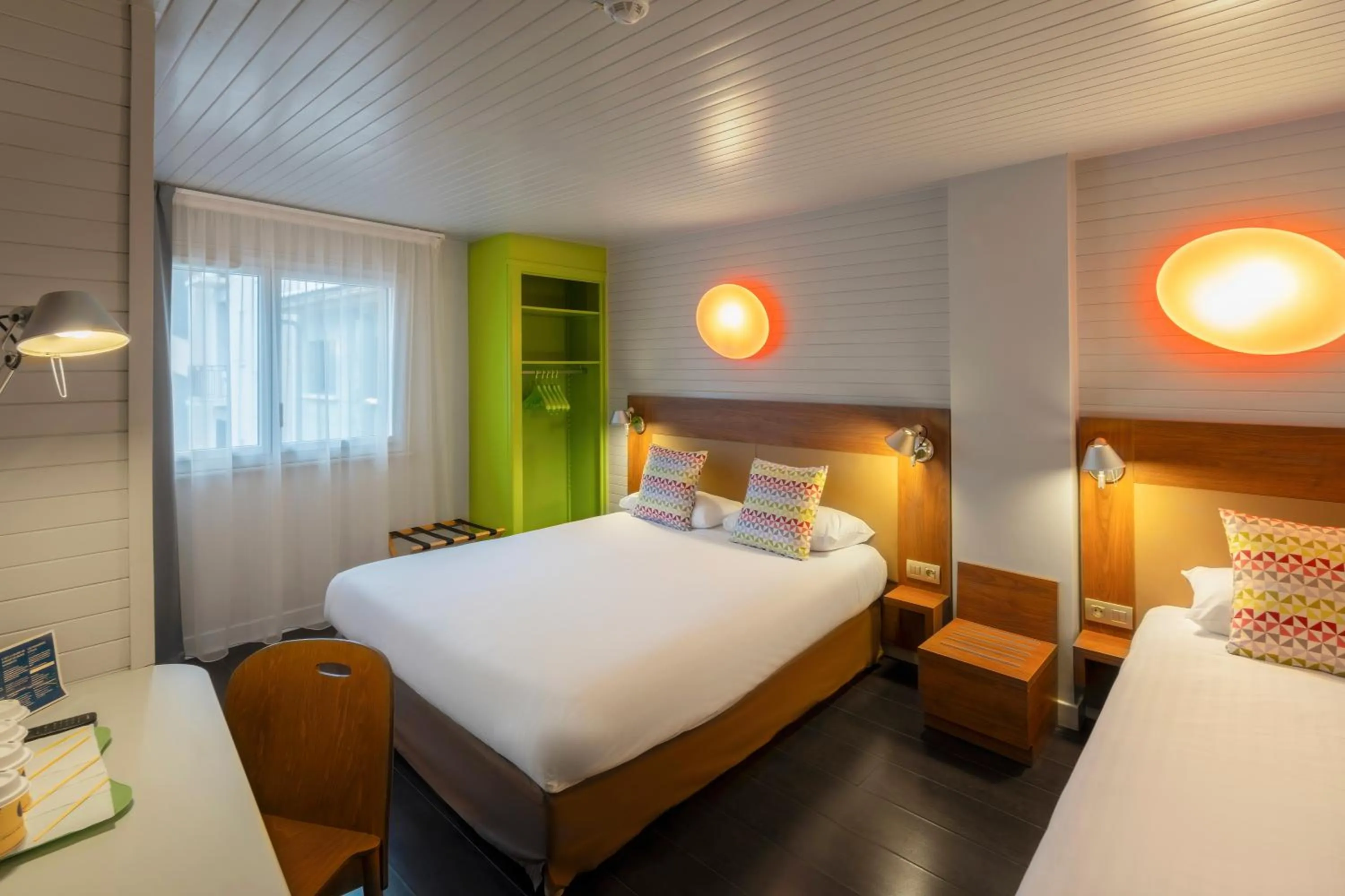 Bedroom, Bed in Campanile Annecy Centre - Gare