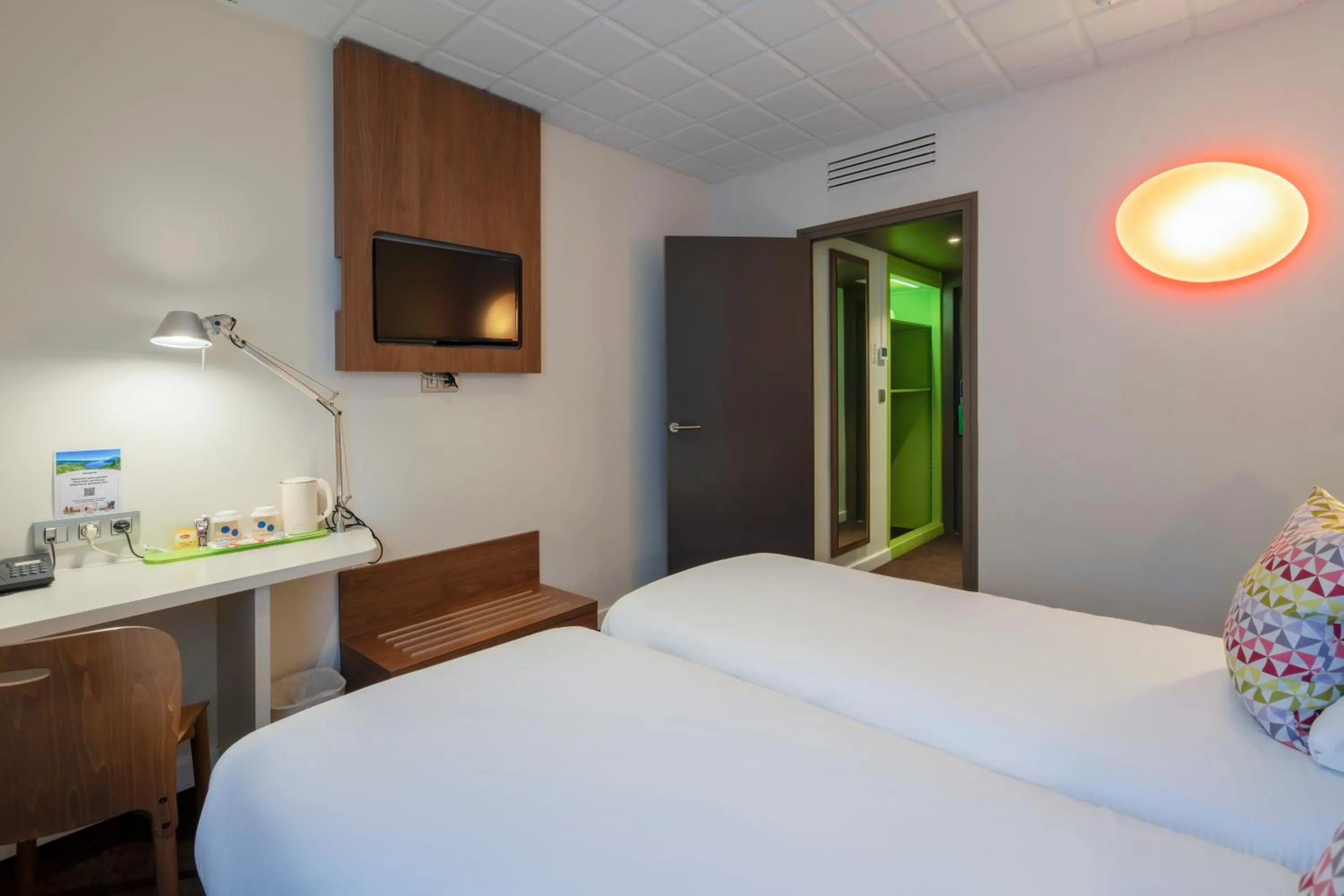 Bedroom, Bed in Campanile Annecy Centre - Gare