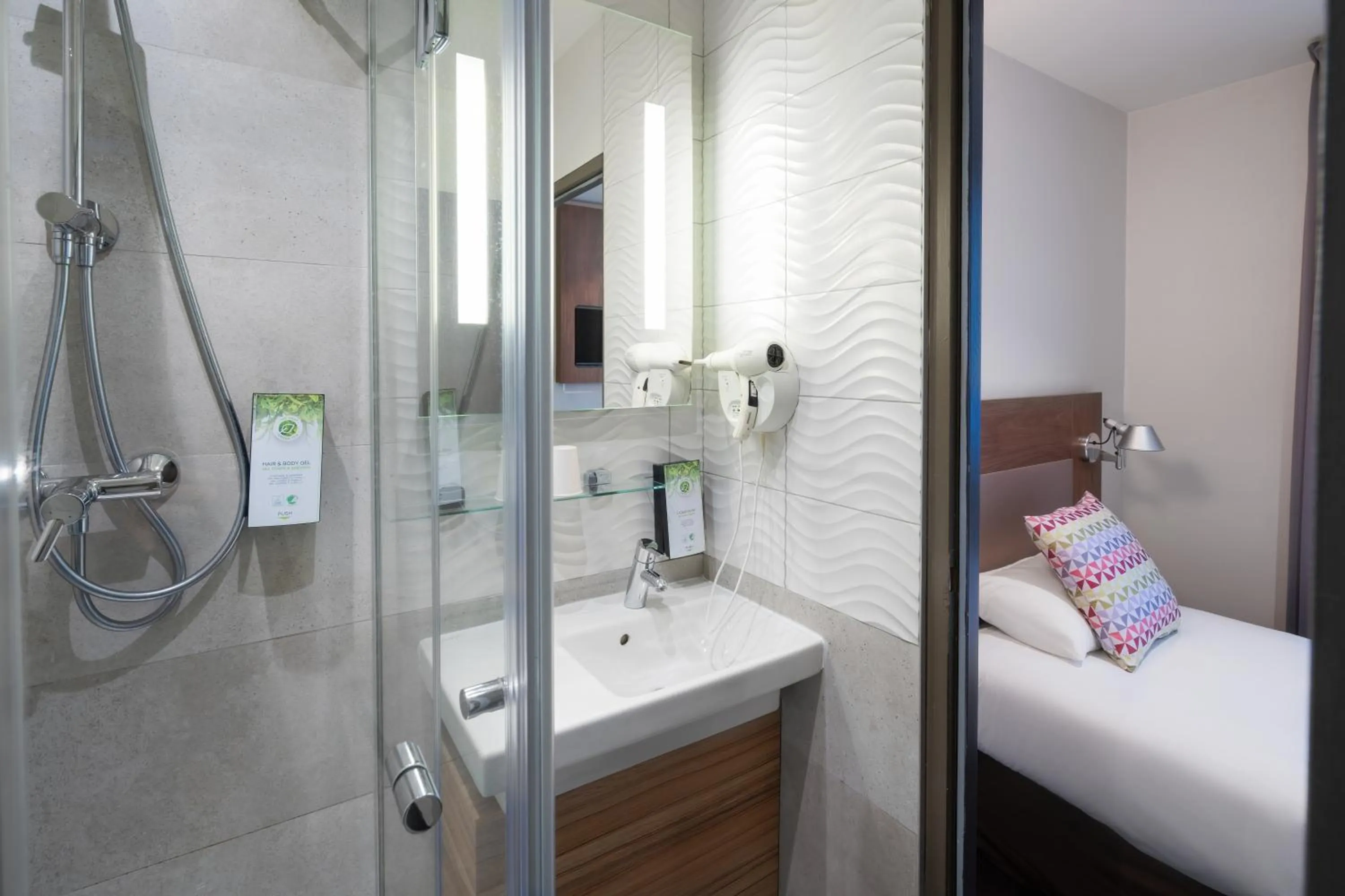 Bathroom, Bed in Campanile Annecy Centre - Gare