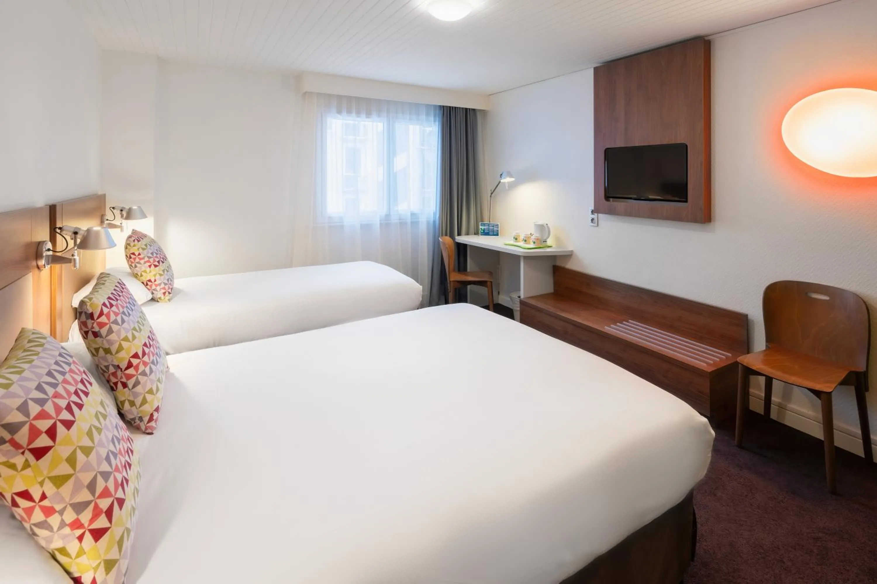 Bedroom, Bed in Campanile Annecy Centre - Gare