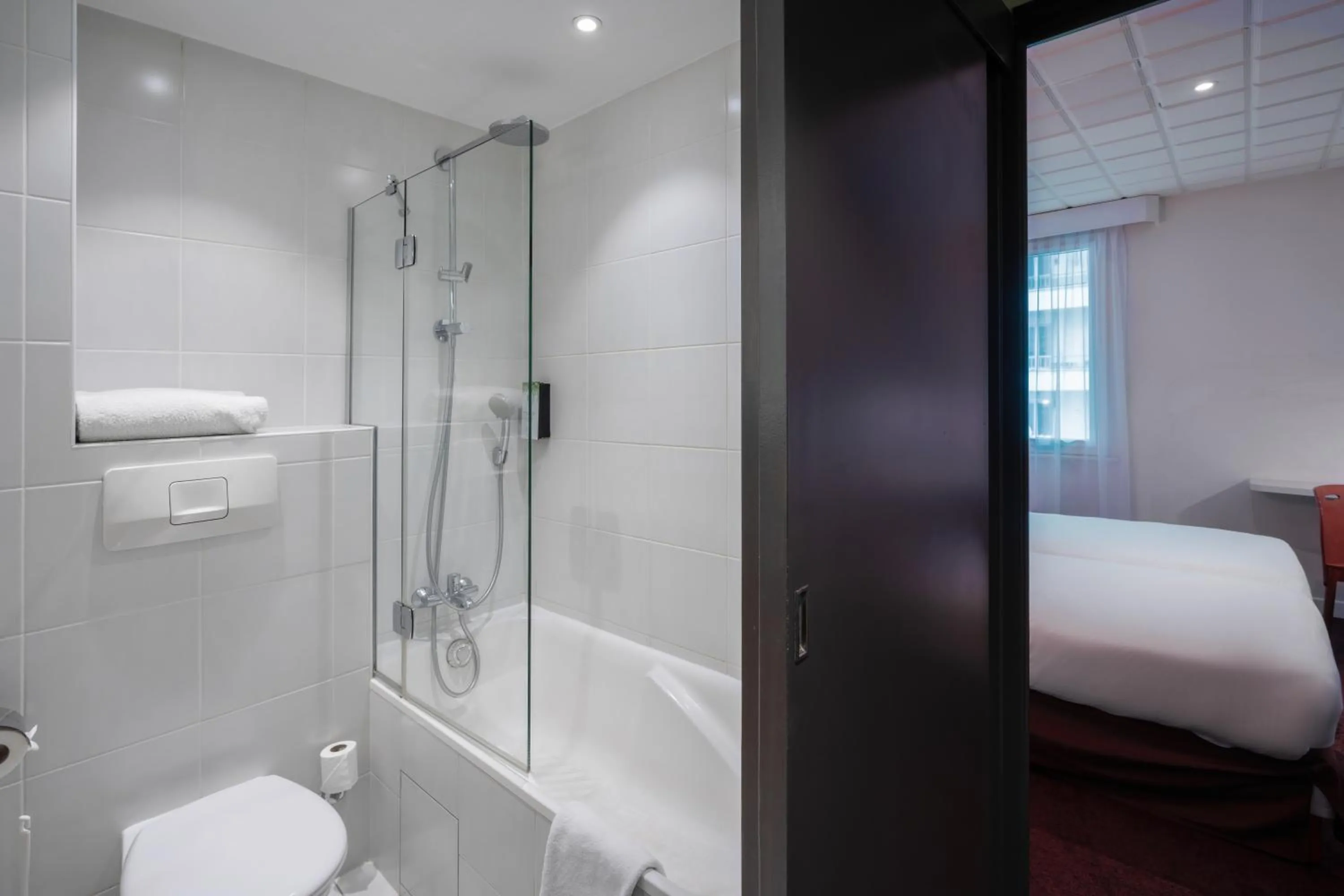 Bathroom in Campanile Annecy Centre - Gare