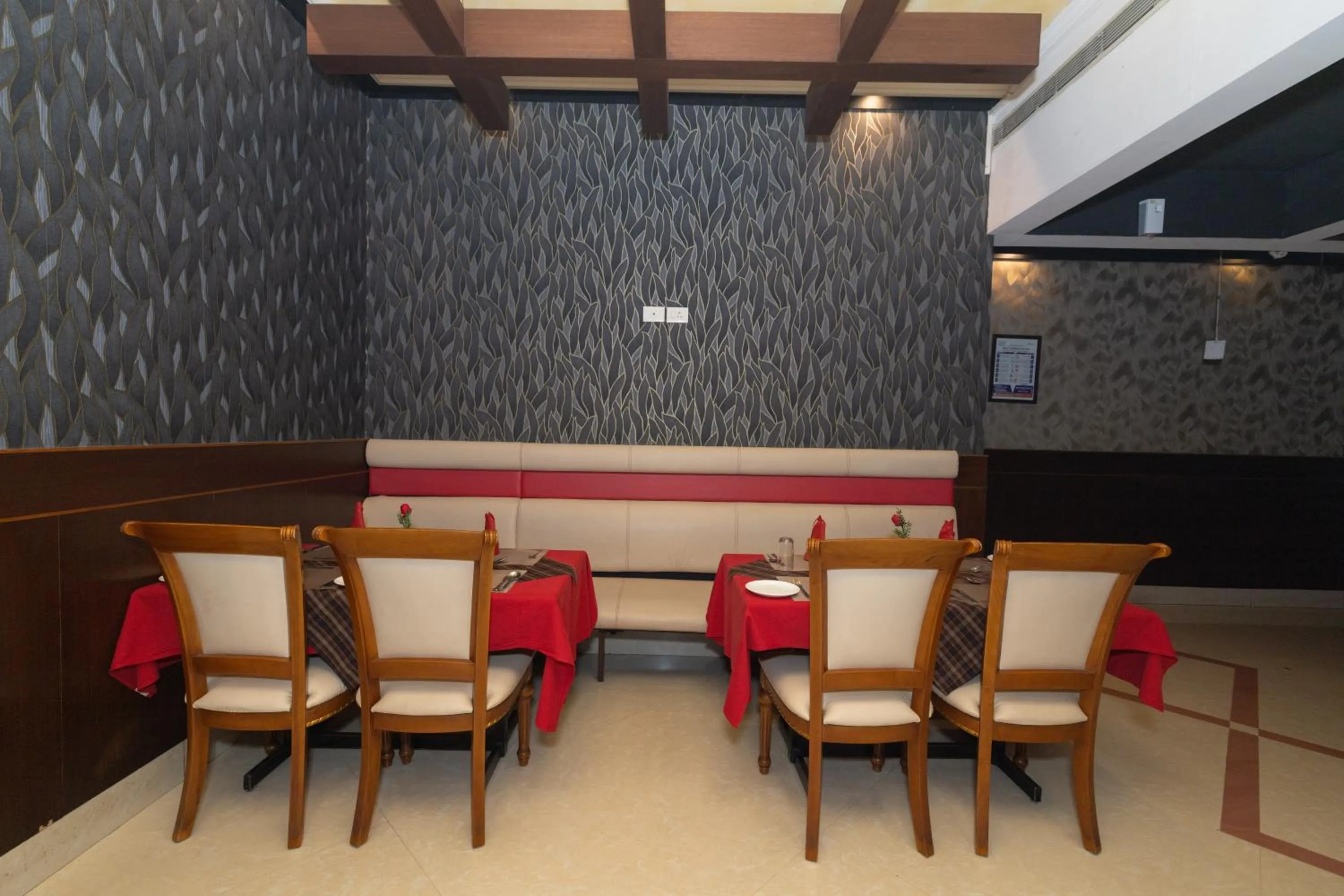 Restaurant/places to eat in Hotel Luciya Palace