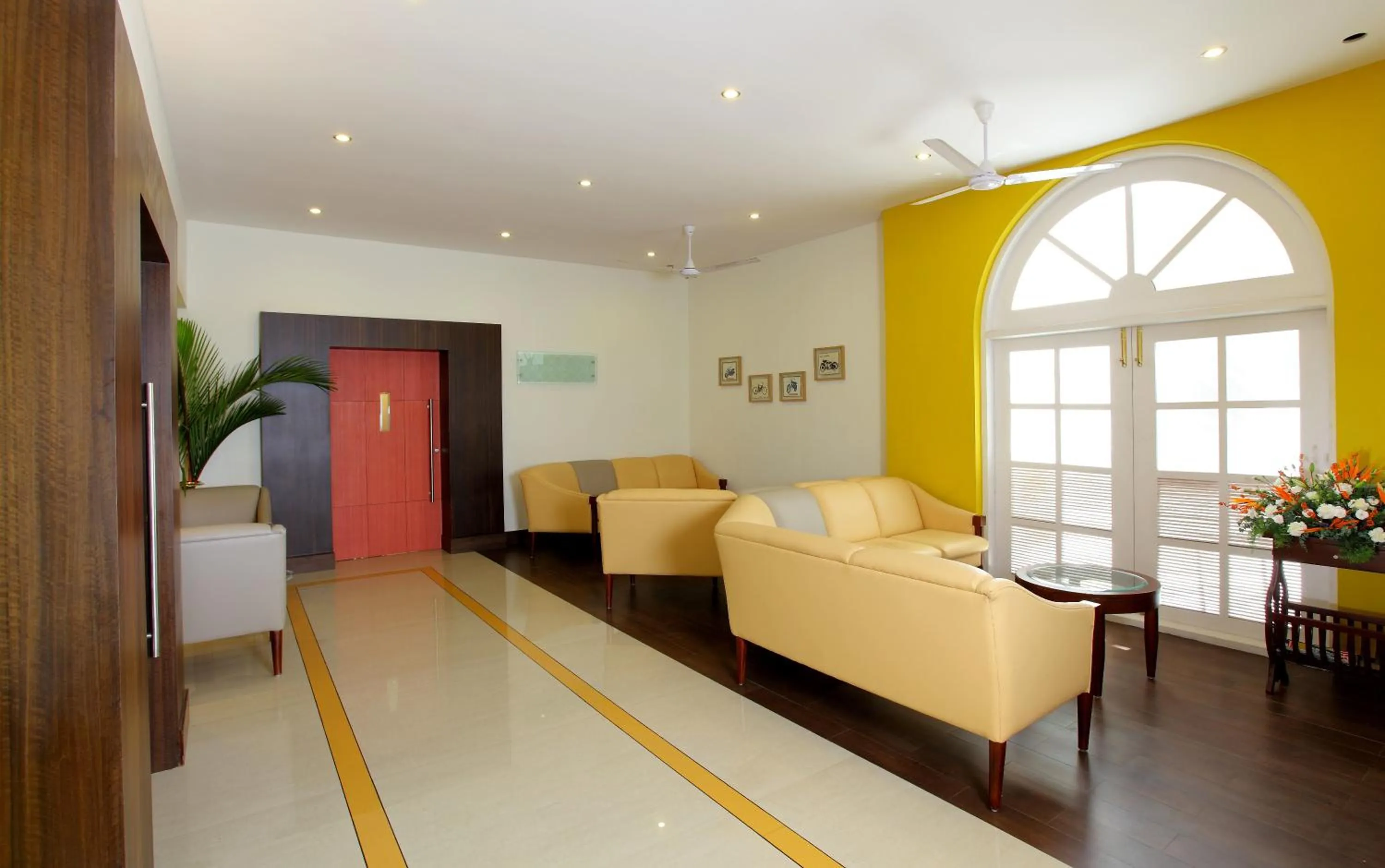 Communal lounge/ TV room in Hotel Luciya Palace