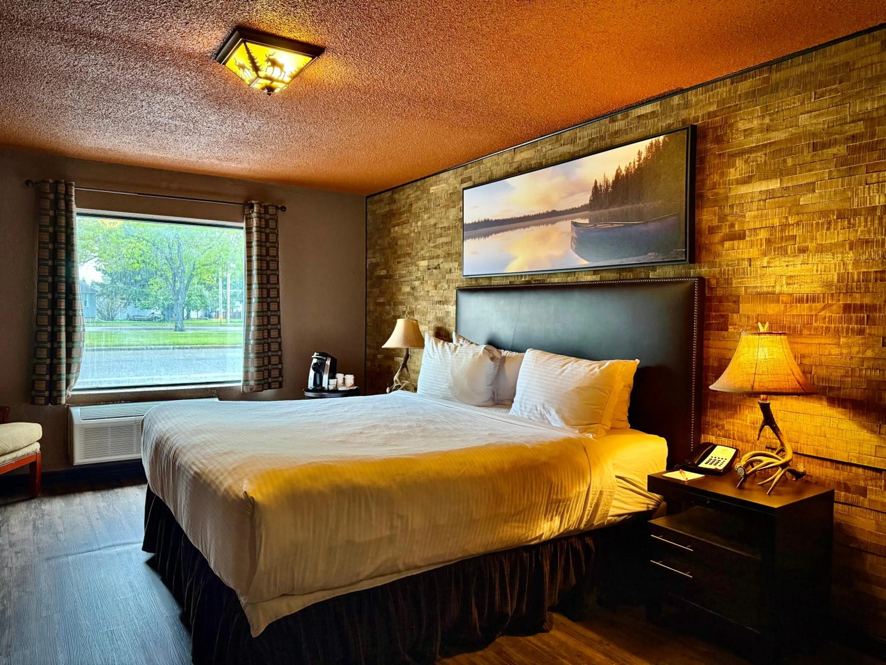 Bed in Quality Inn Fort Frances