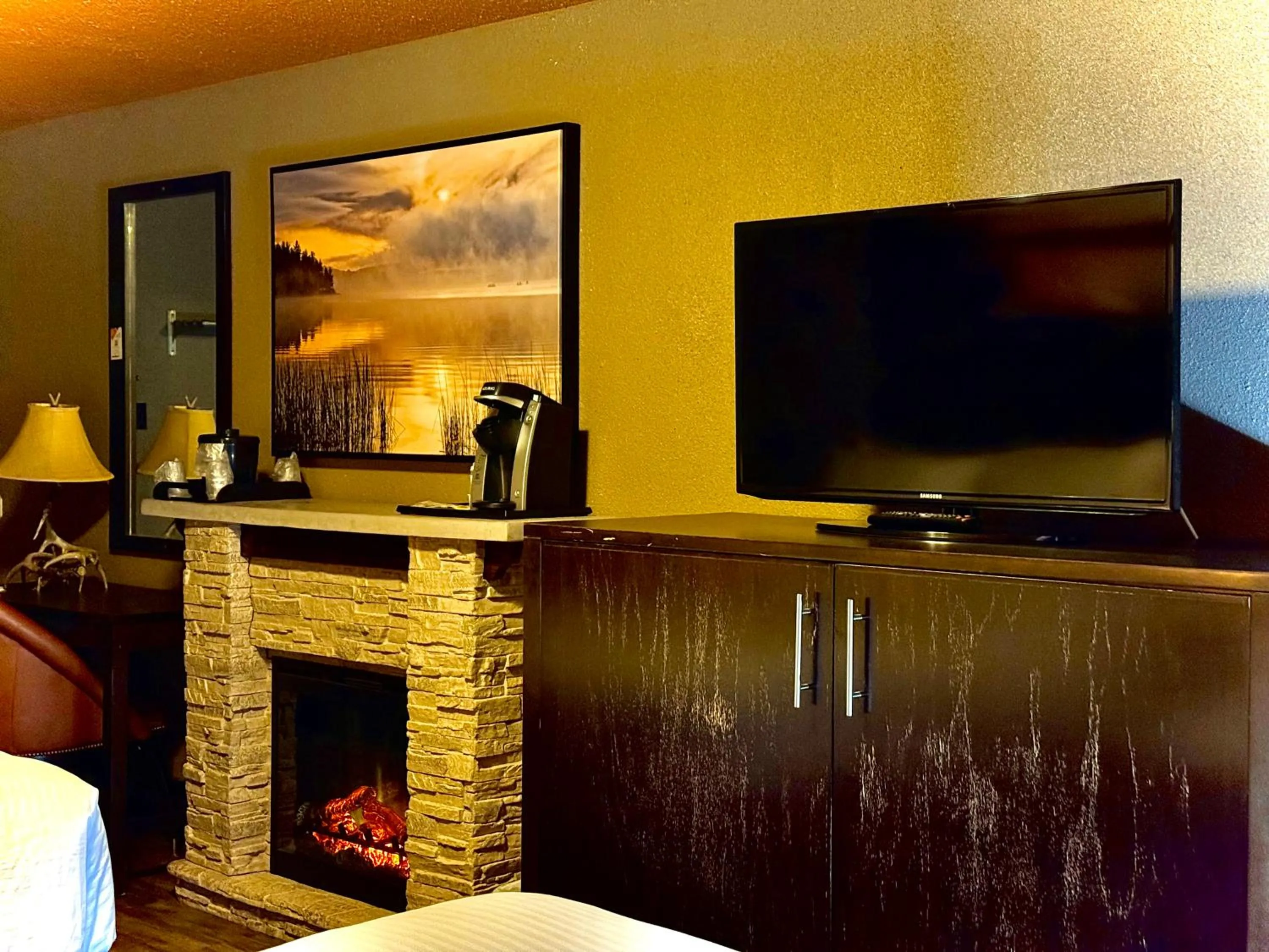 TV and multimedia in Quality Inn Fort Frances