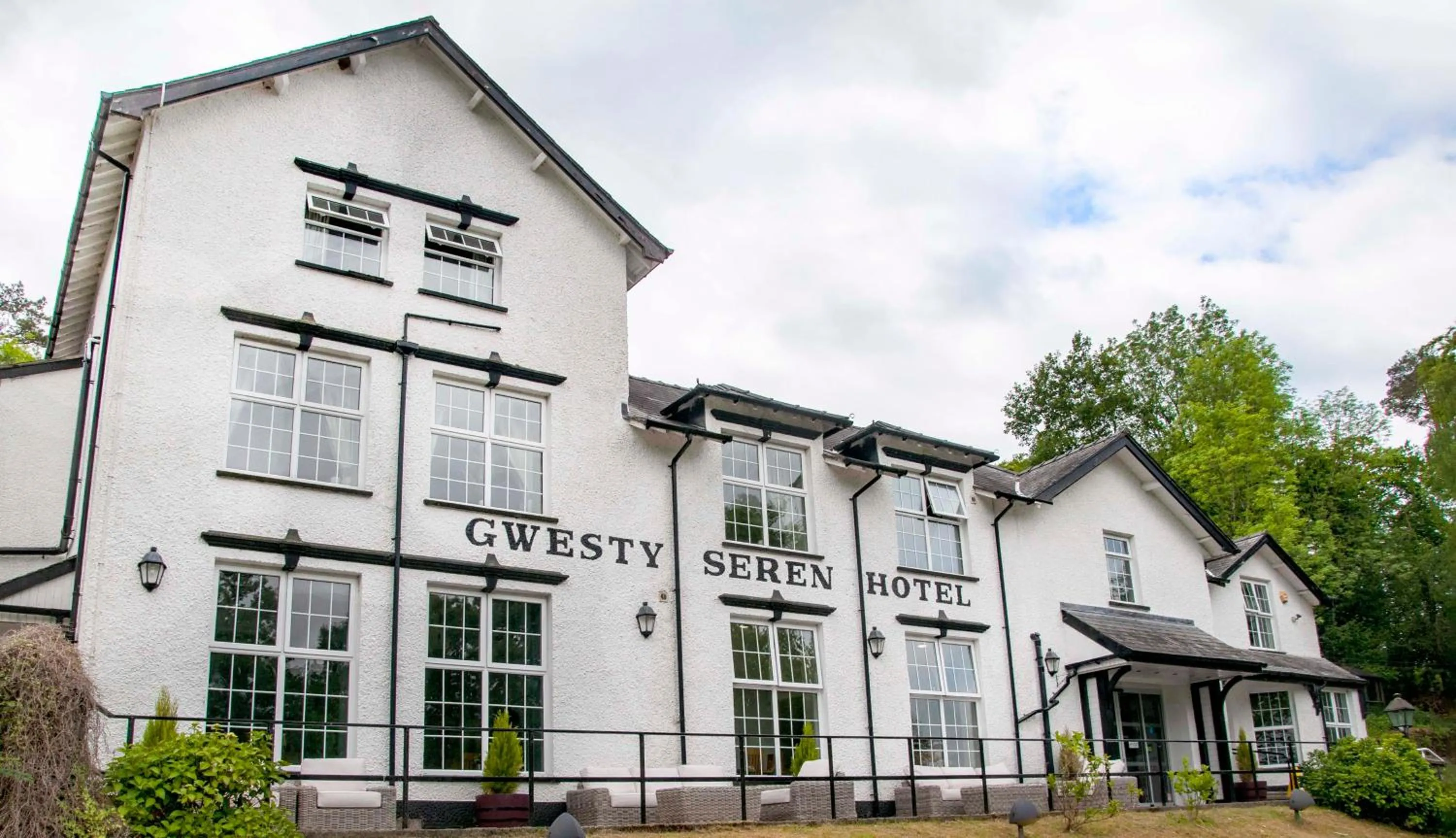 Property building in Gwesty Seren Hotel