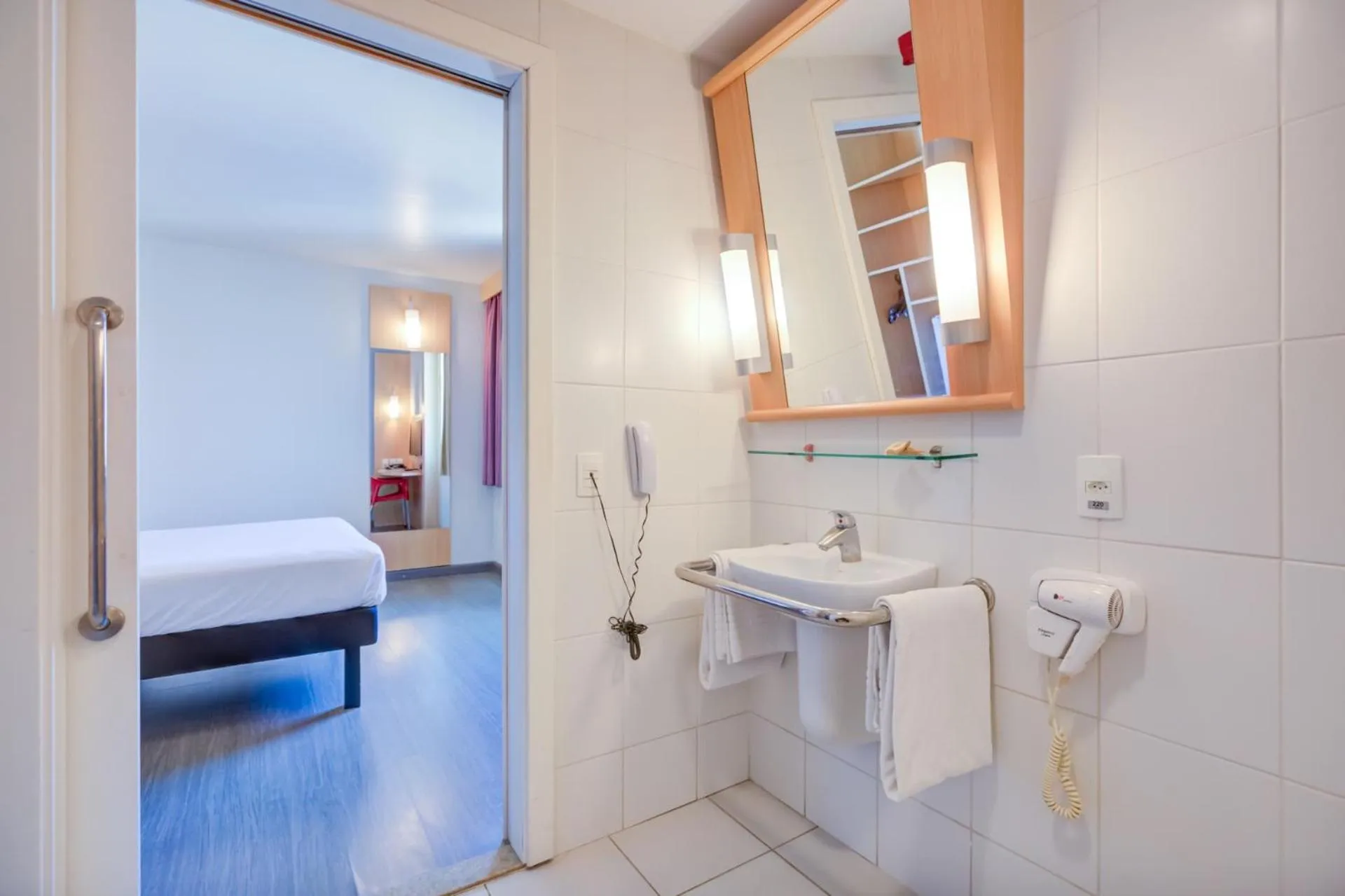 Bathroom, Bed in ibis Rio de Janeiro Barra da Tijuca