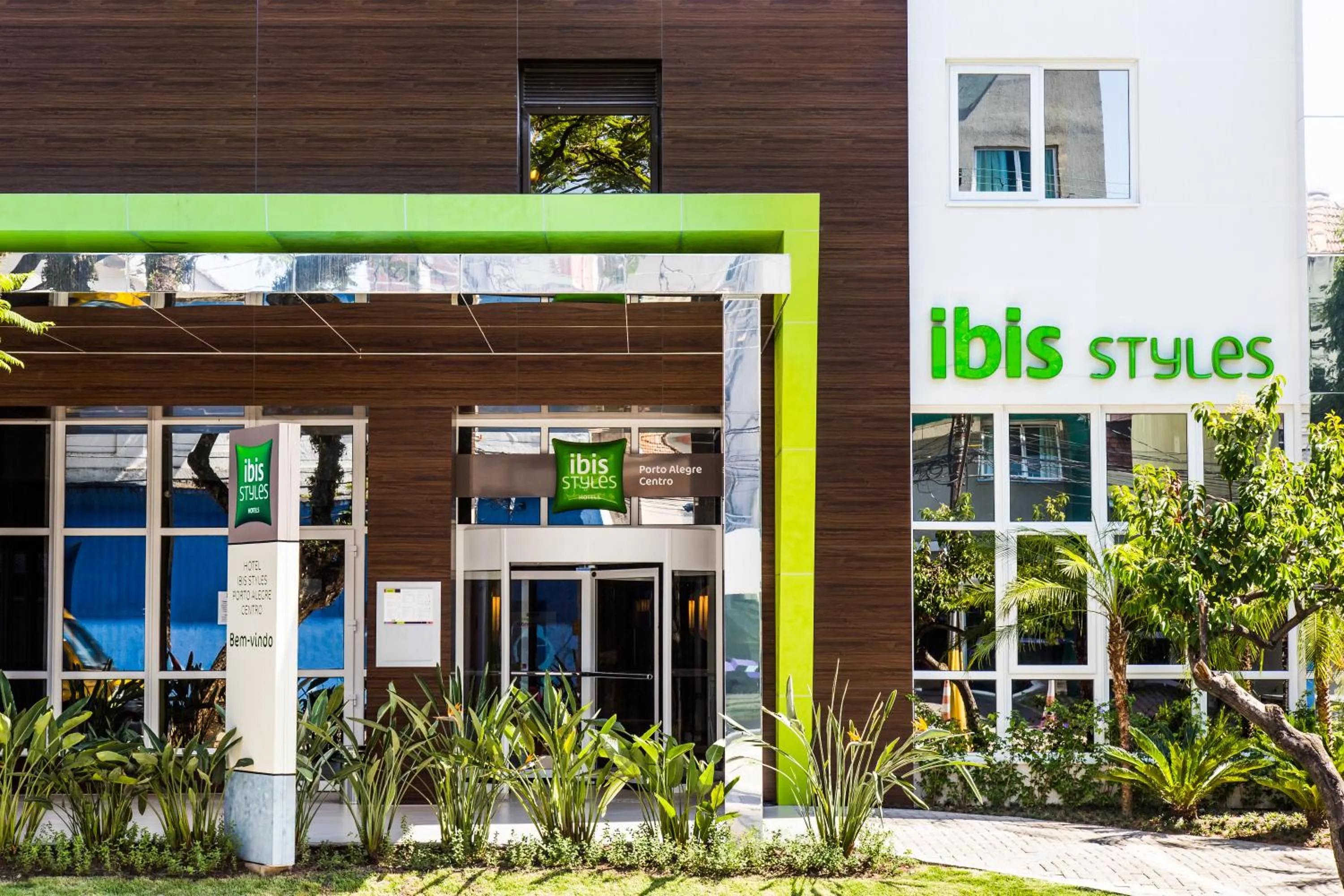 Facade/entrance in Ibis Styles Porto Alegre Centro