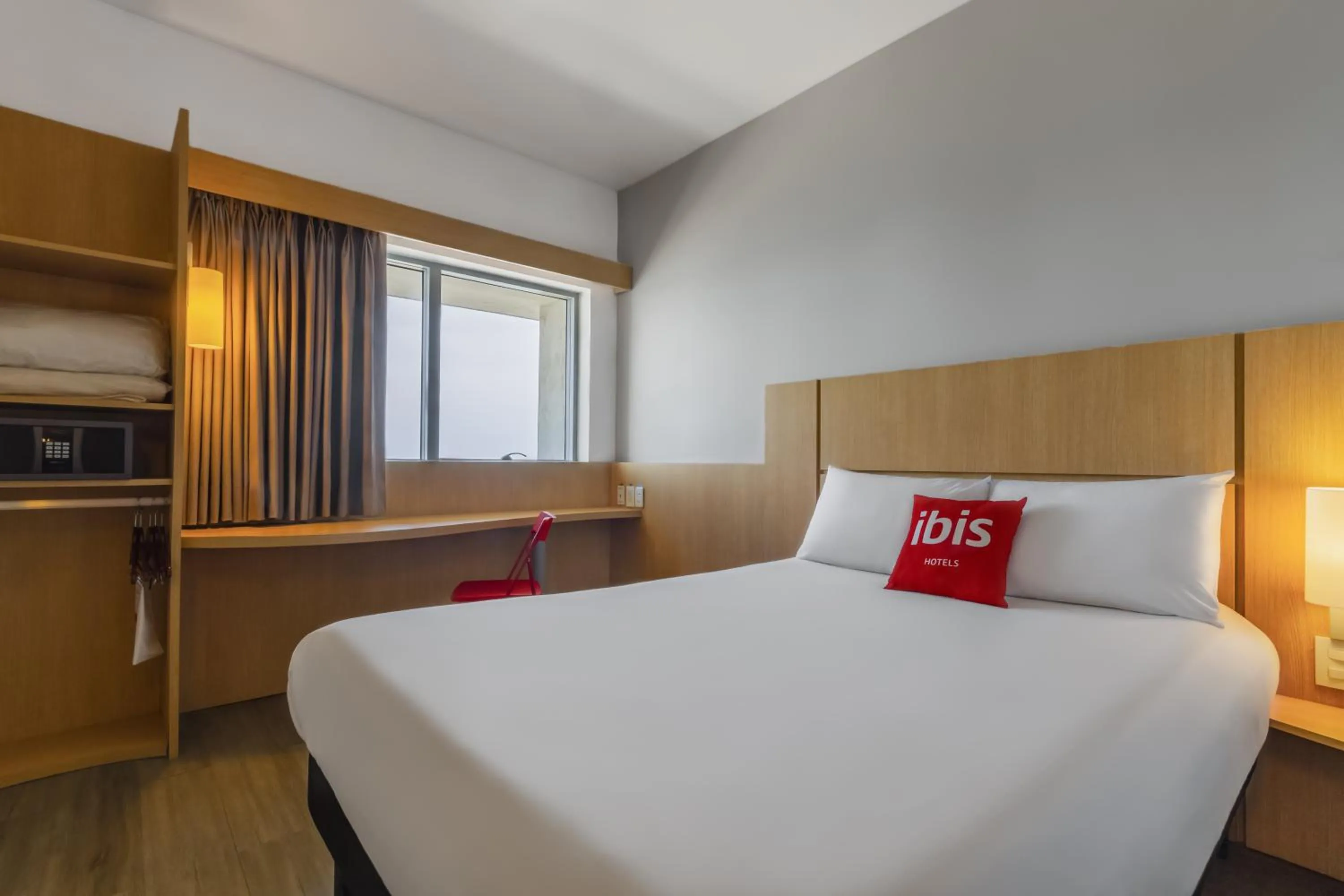 Photo of the whole room, Bed in ibis Cartagena Marbella