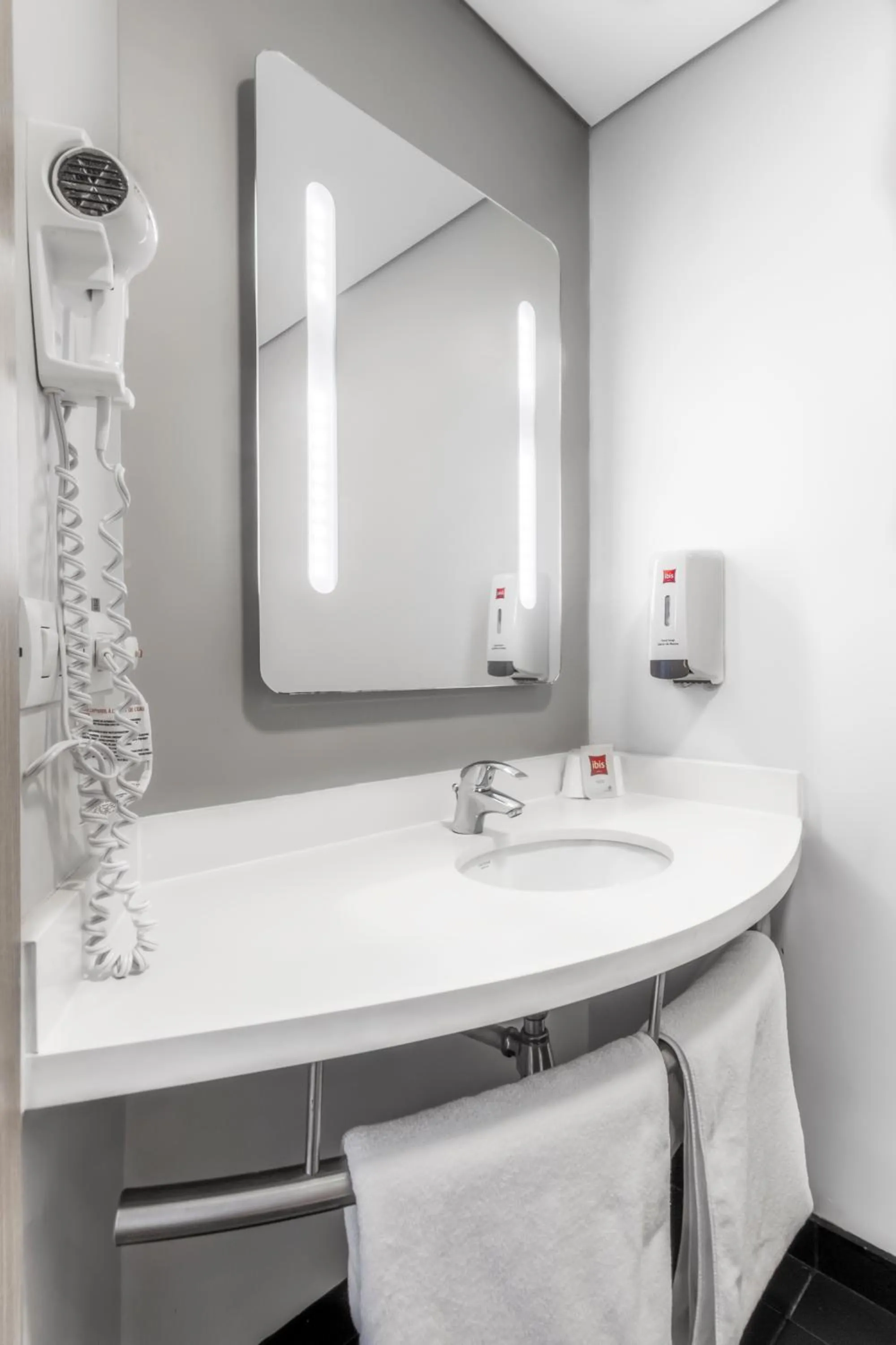 Bathroom in ibis Cartagena Marbella