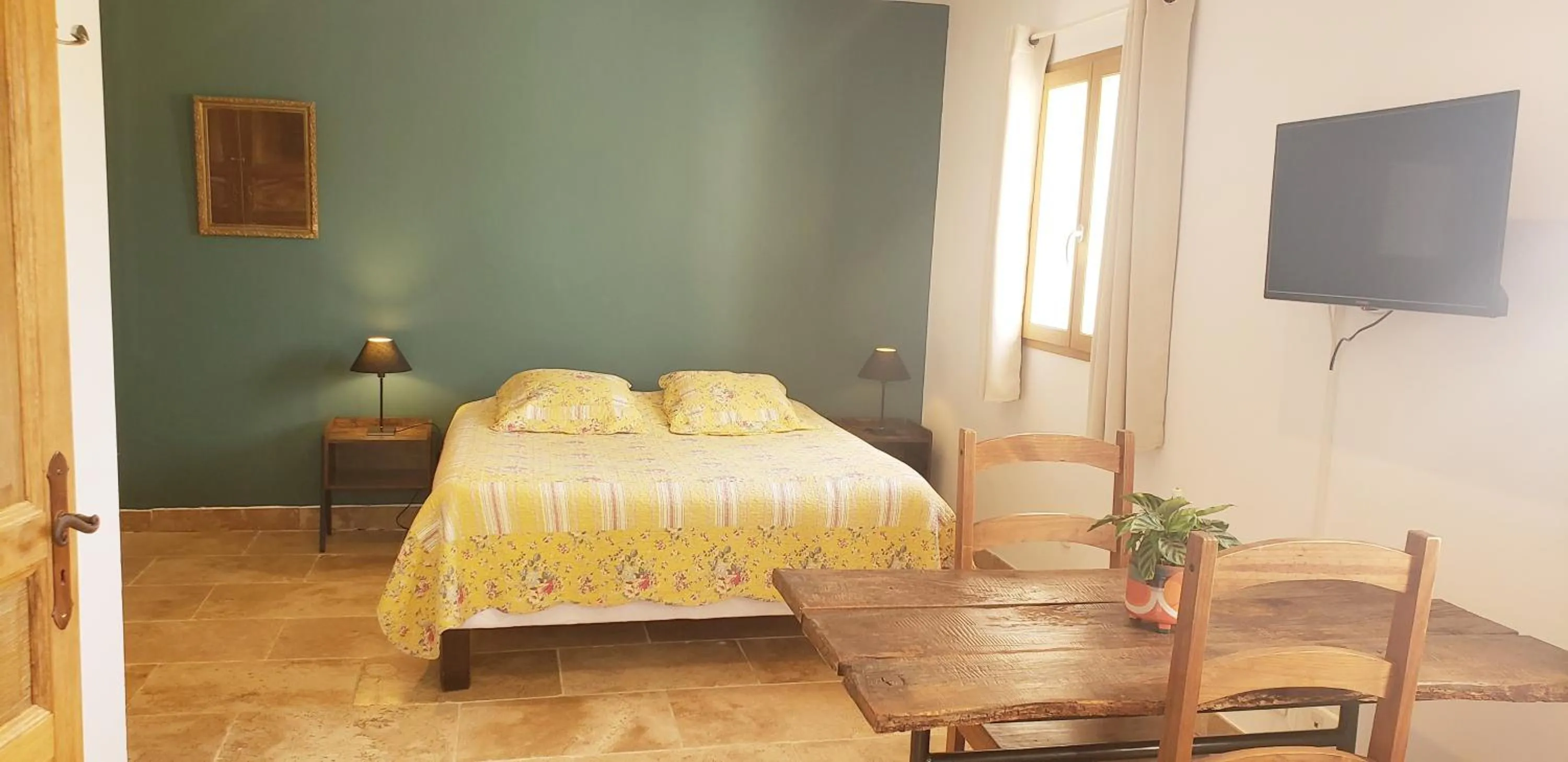 "Les Lauriers" chambre indépendante climatisée avec terrasse et parking privée