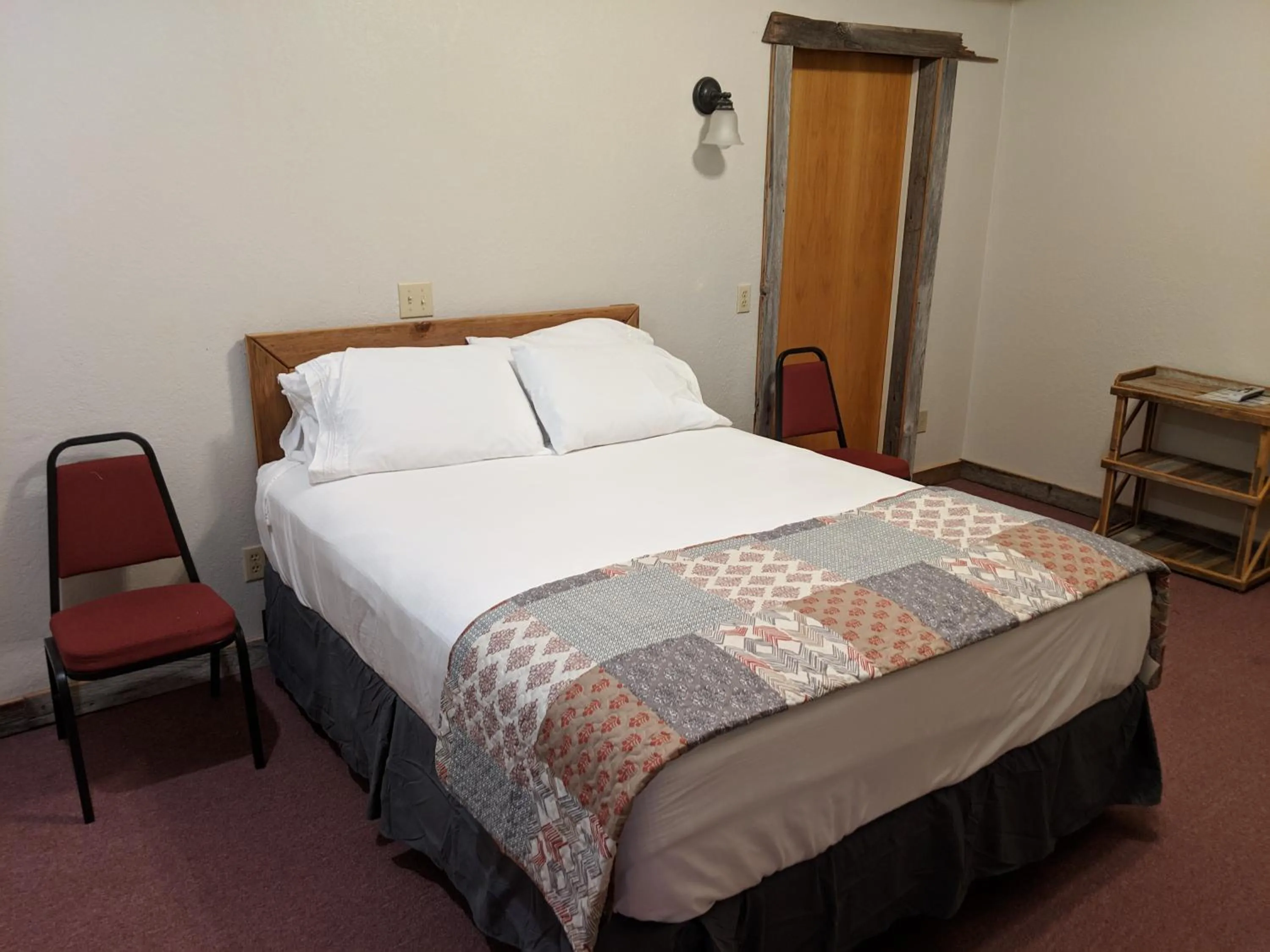 Bed in The BarnwooD Inn