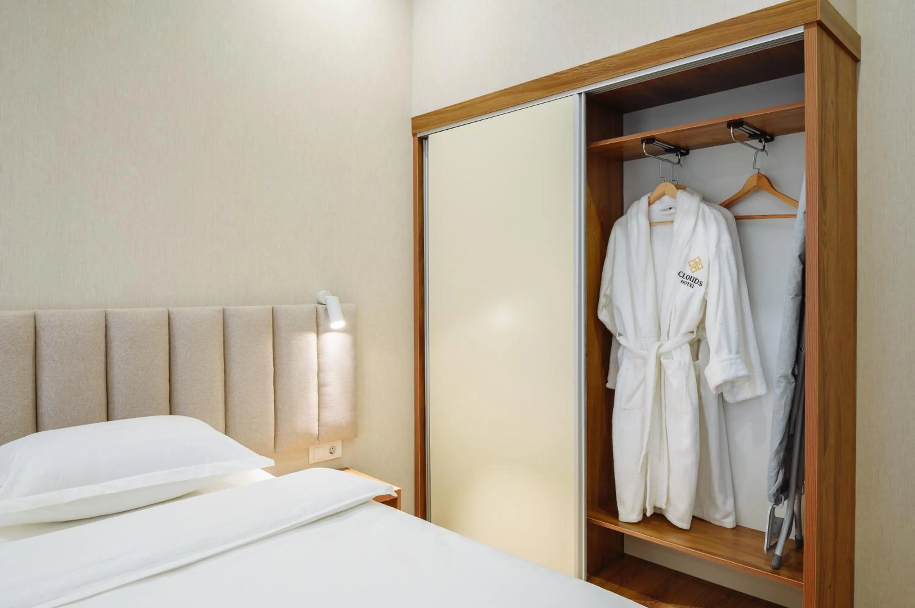 Photo of the whole room, Bed in Clouds Hotel