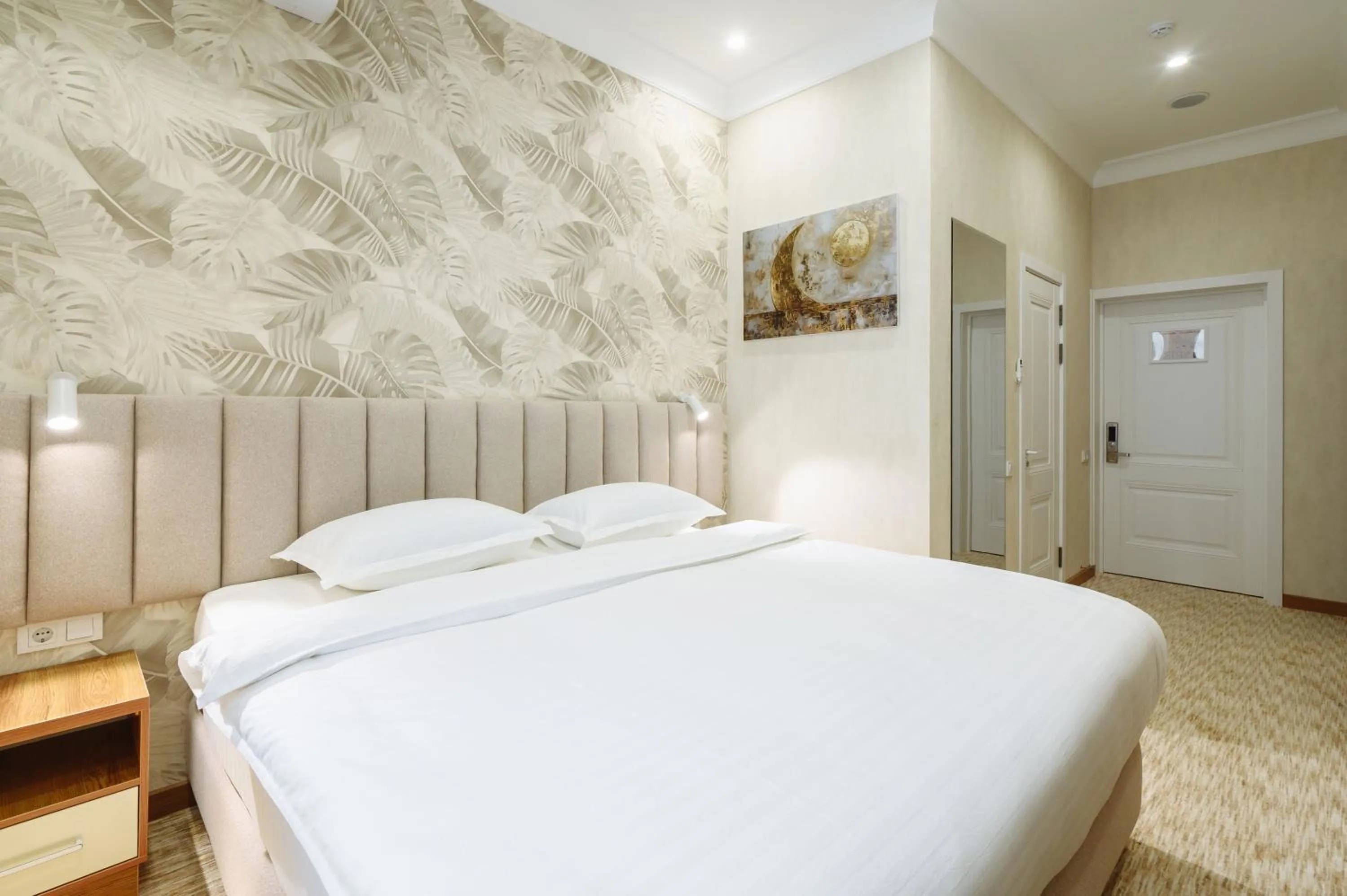 Photo of the whole room, Bed in Clouds Hotel