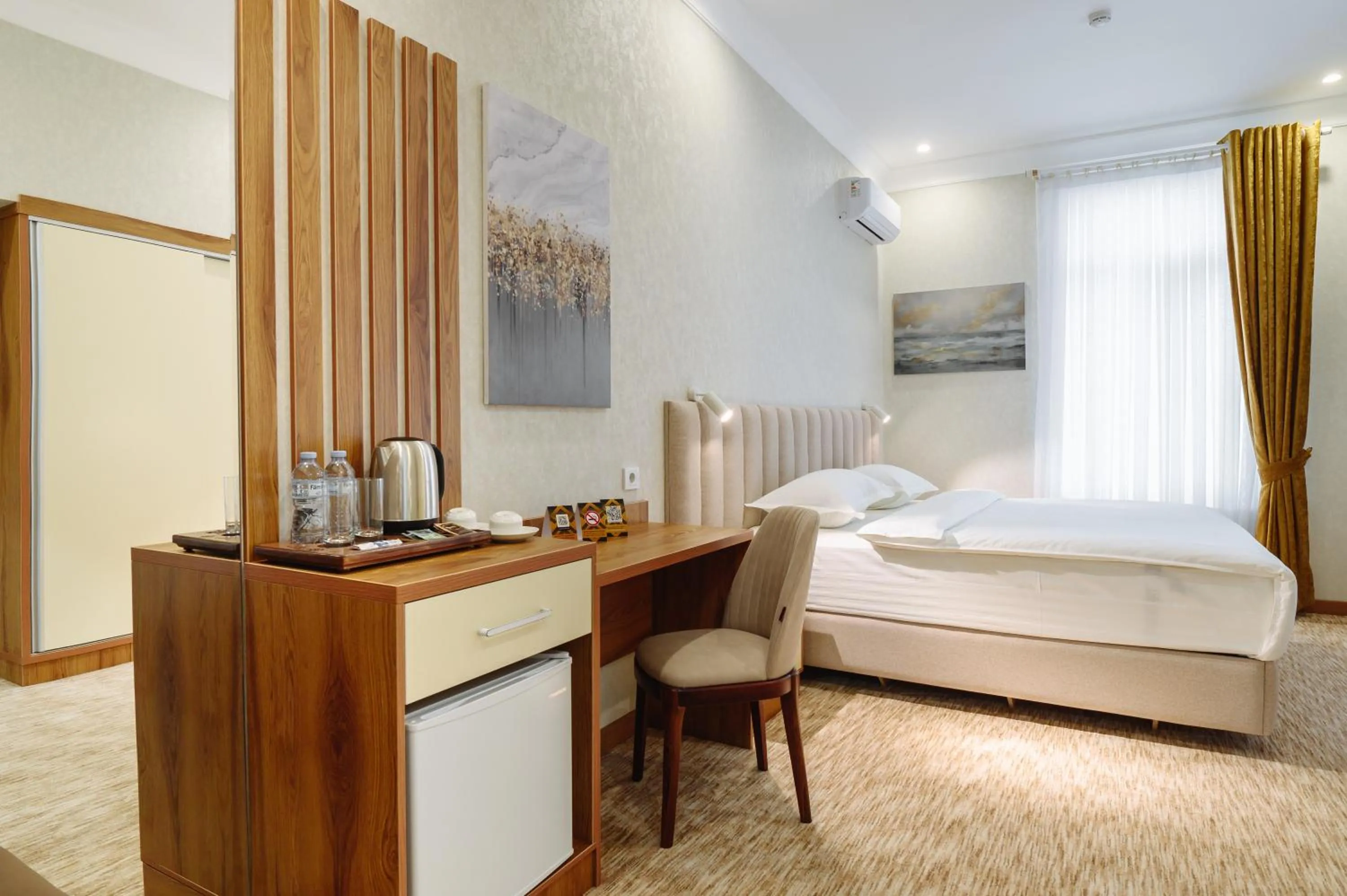 Photo of the whole room, Bed in Clouds Hotel