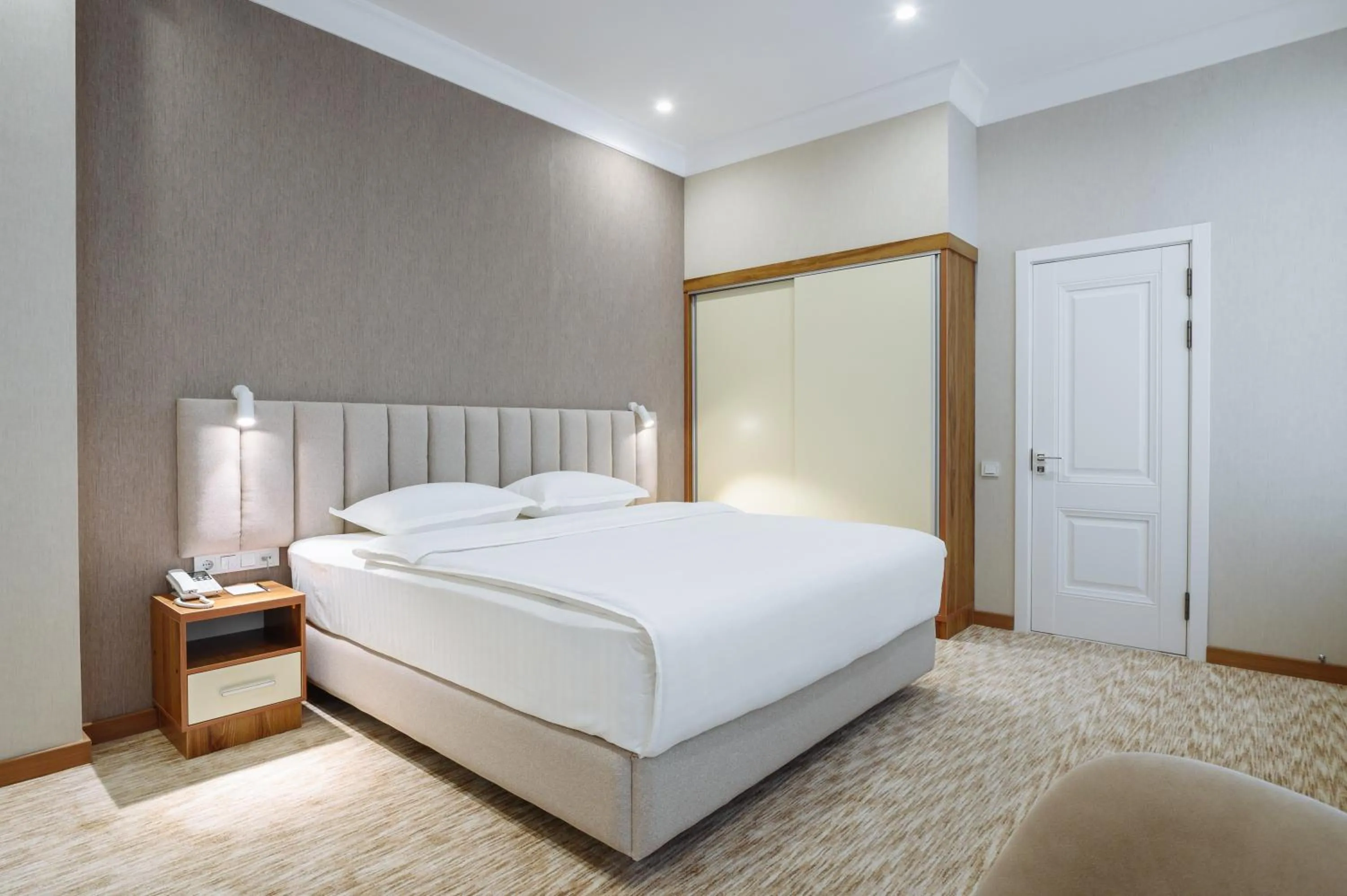 Photo of the whole room, Bed in Clouds Hotel