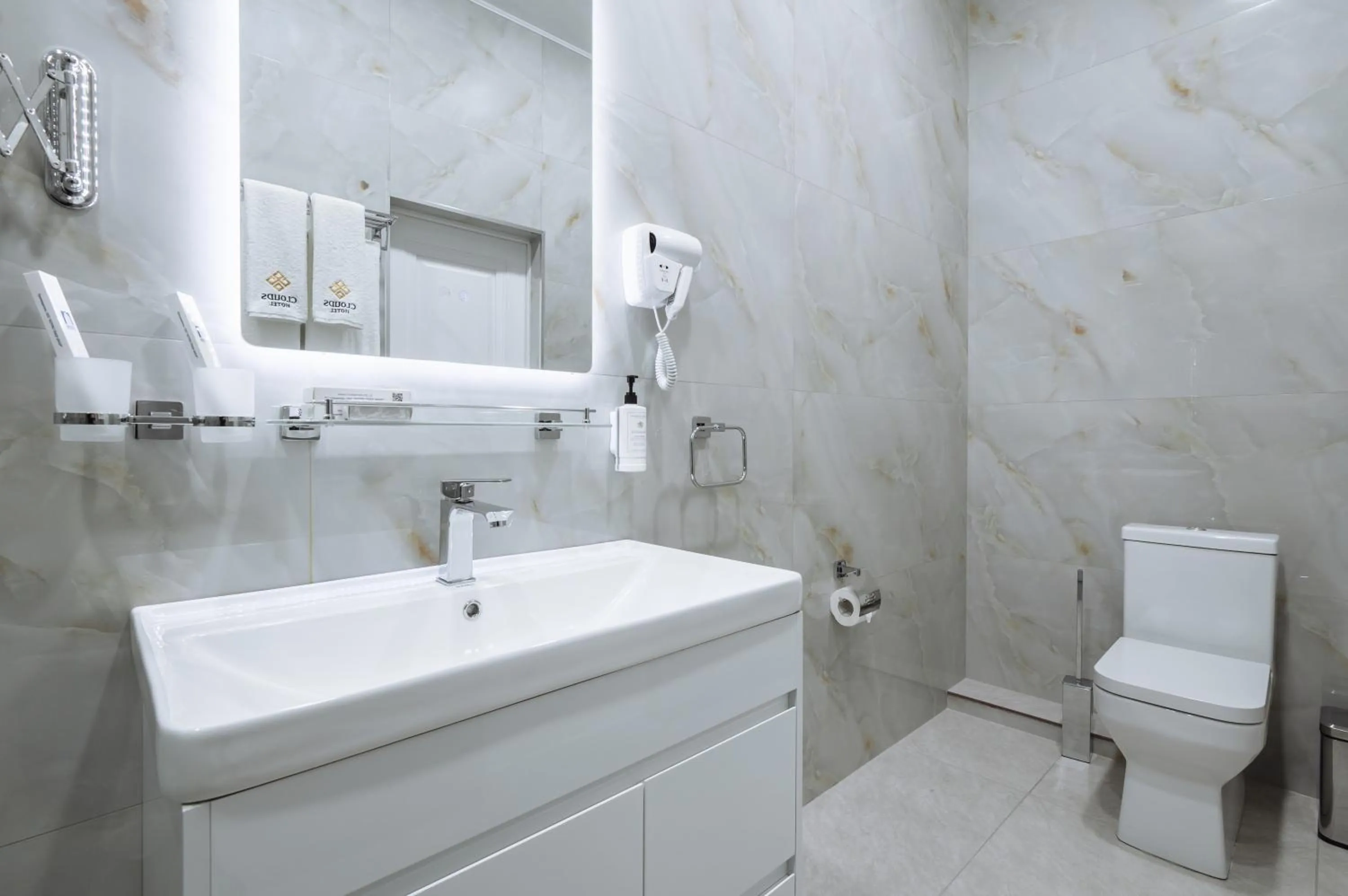 Toilet in Clouds Hotel