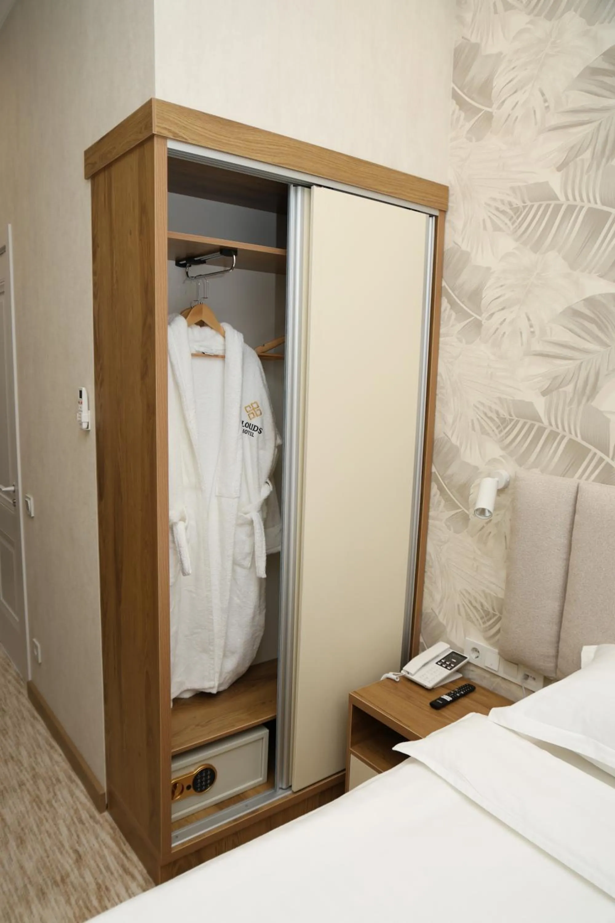 Photo of the whole room, Bed in Clouds Hotel