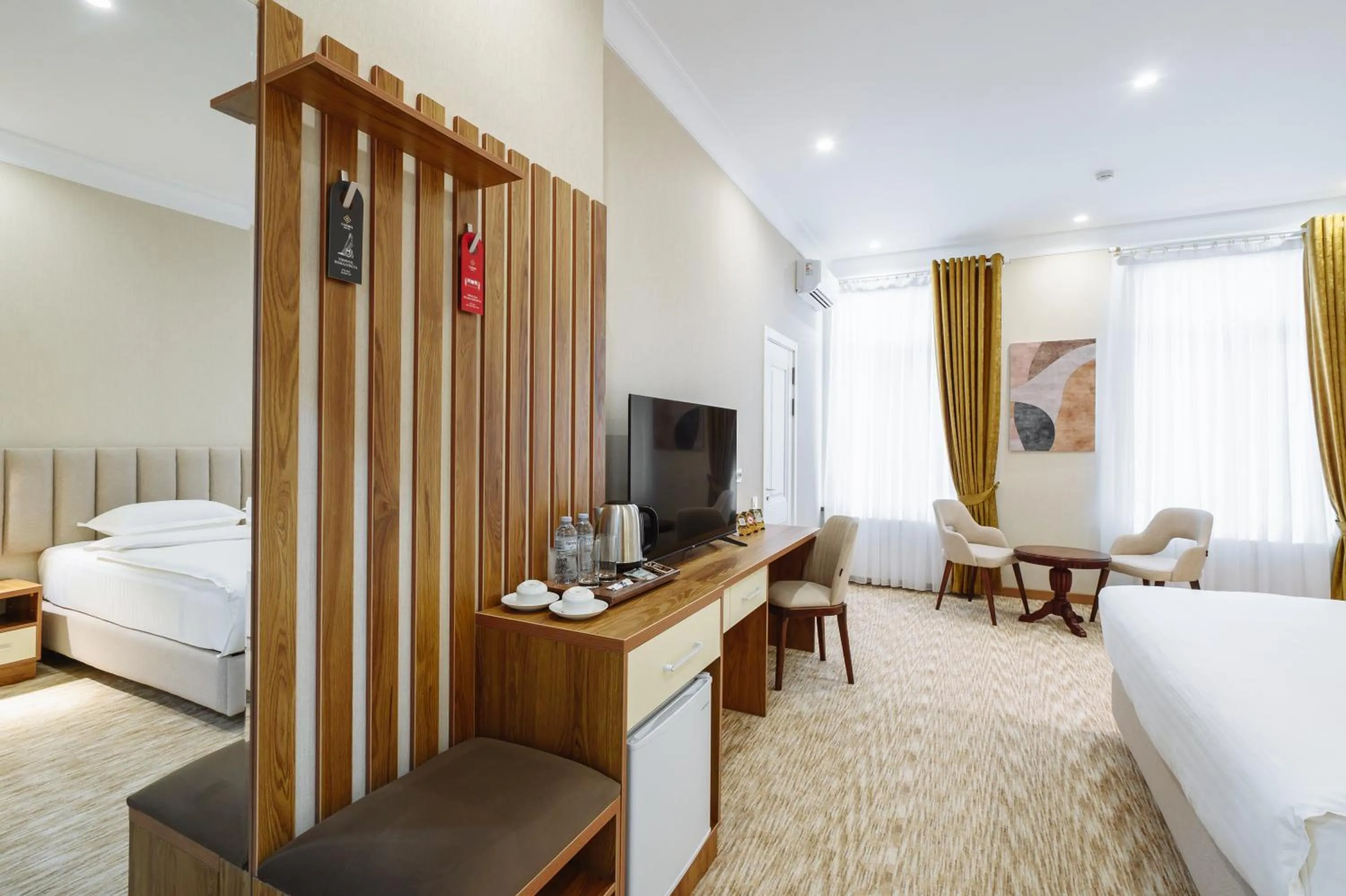 Photo of the whole room, Bed in Clouds Hotel