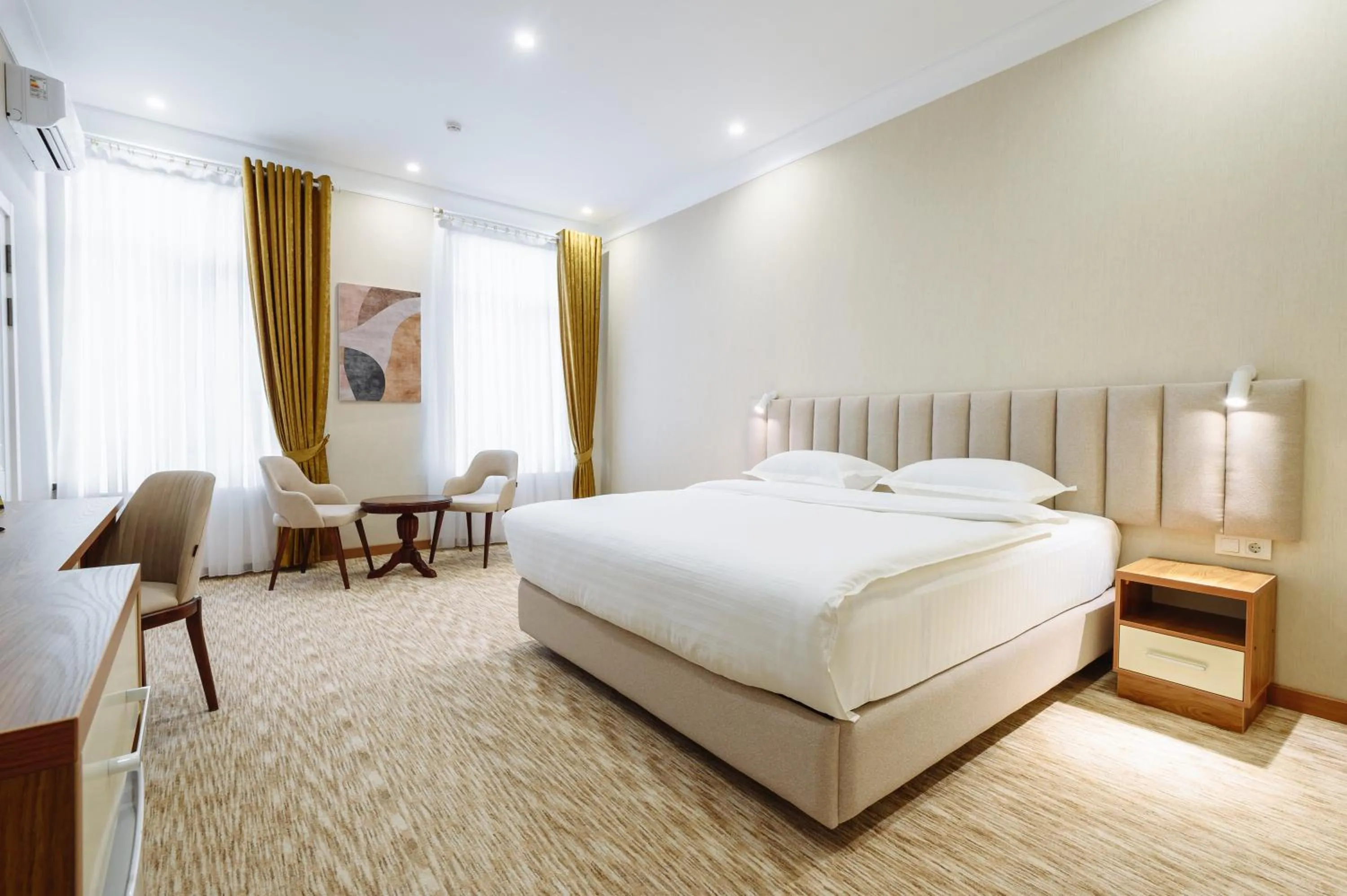 Photo of the whole room, Bed in Clouds Hotel