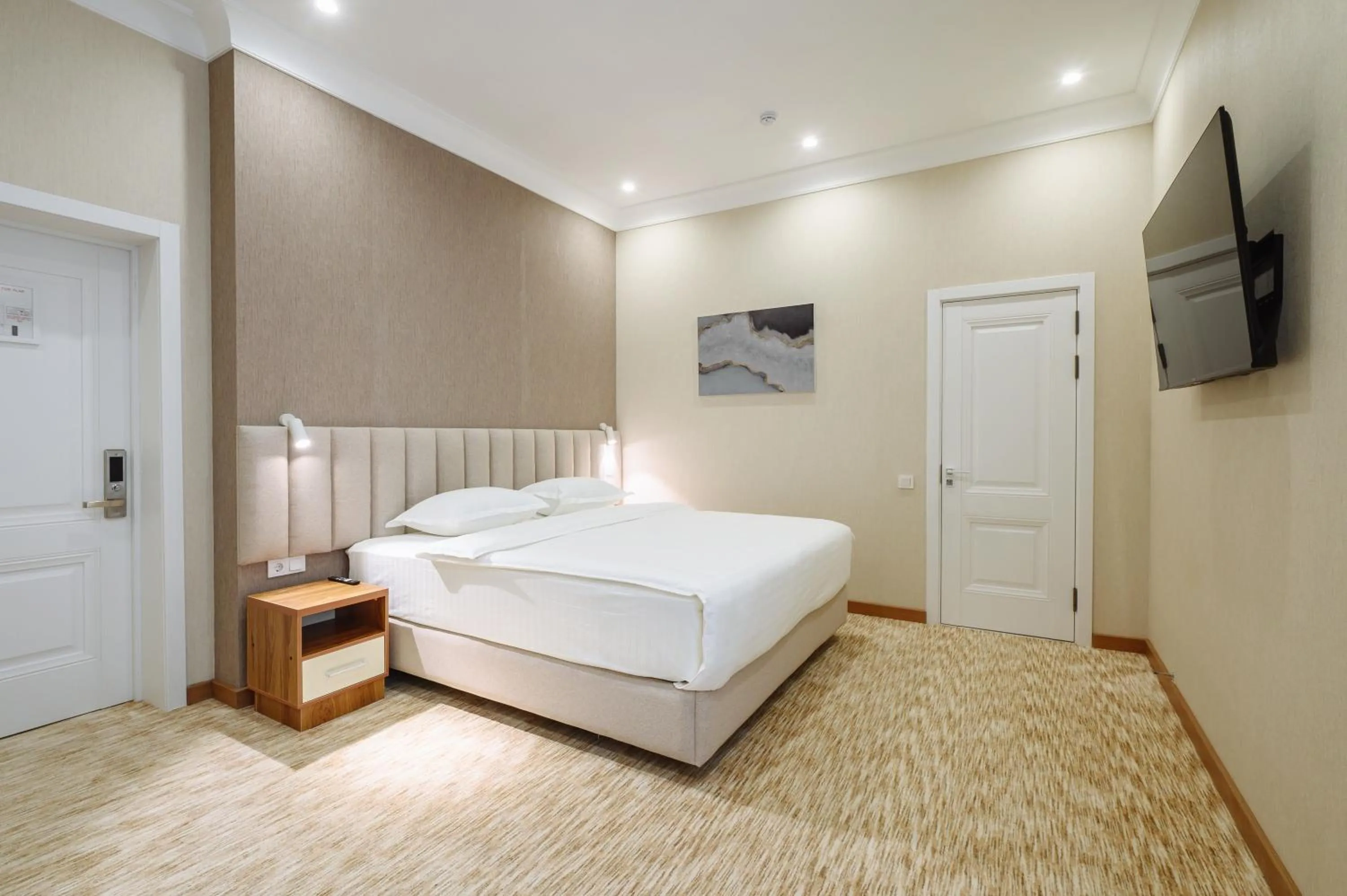 Photo of the whole room, Bed in Clouds Hotel