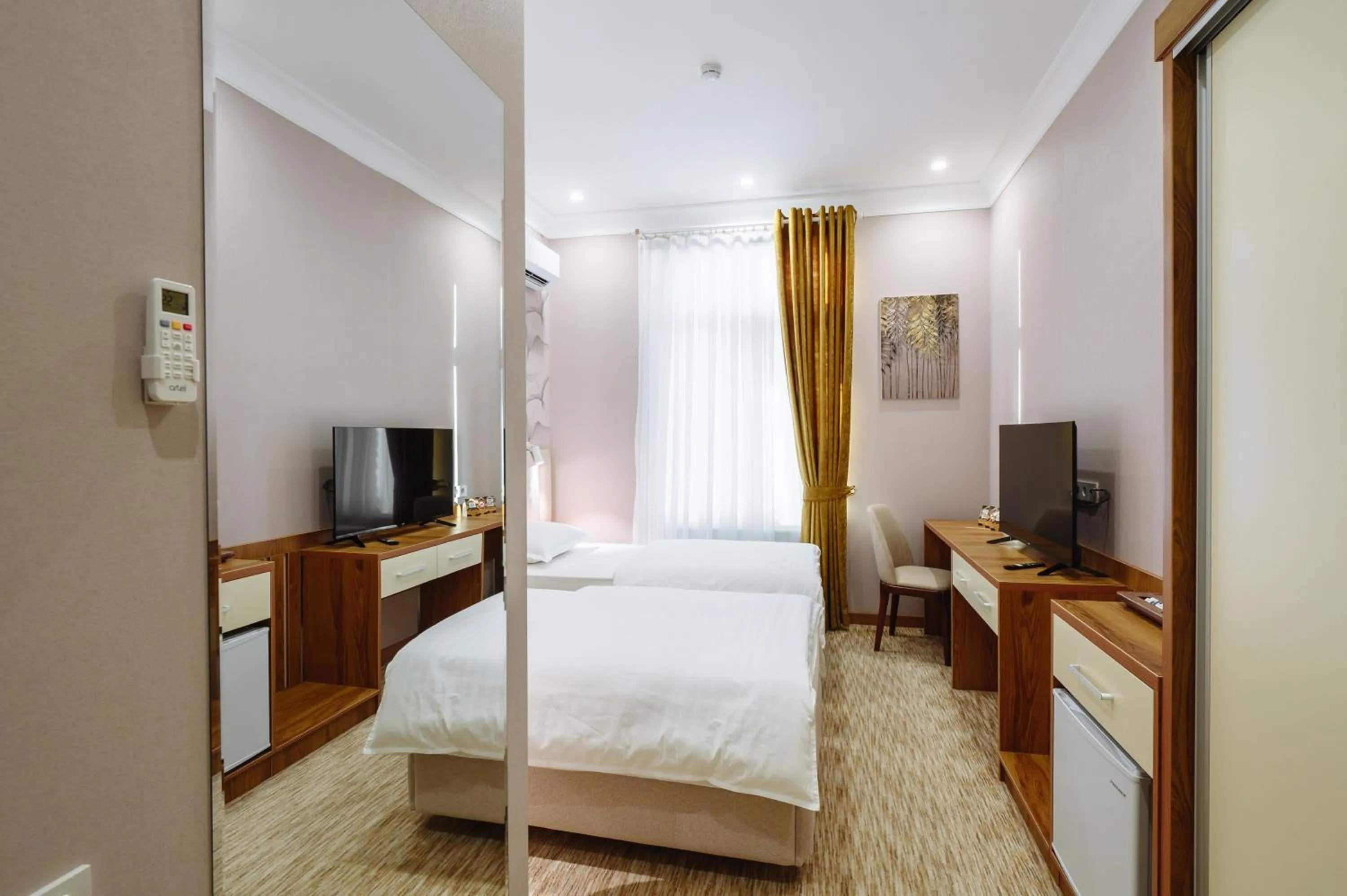 Photo of the whole room, Bed in Clouds Hotel