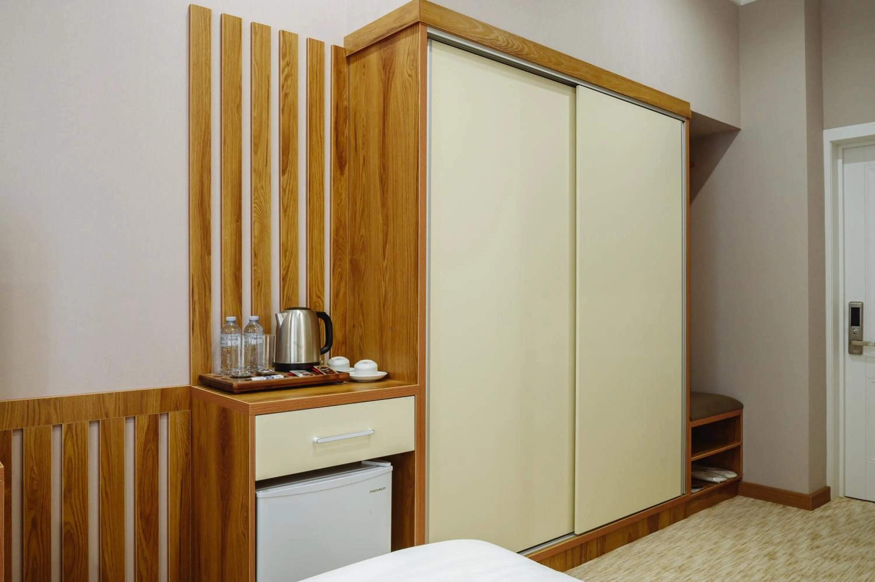 Photo of the whole room, Bed in Clouds Hotel