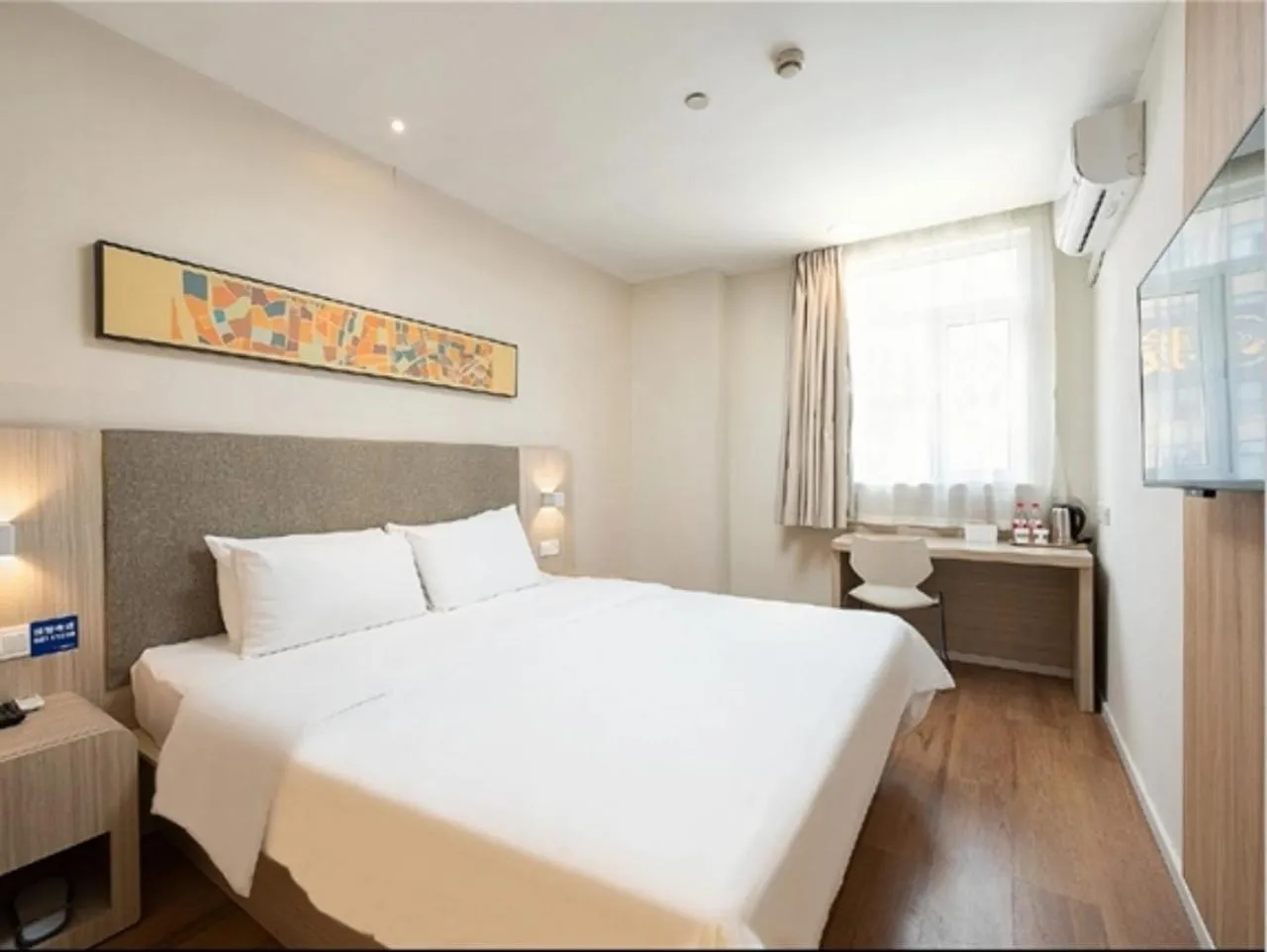 Photo of the whole room in Hanting Shanghai Zhoupu Metro Subway Hotel