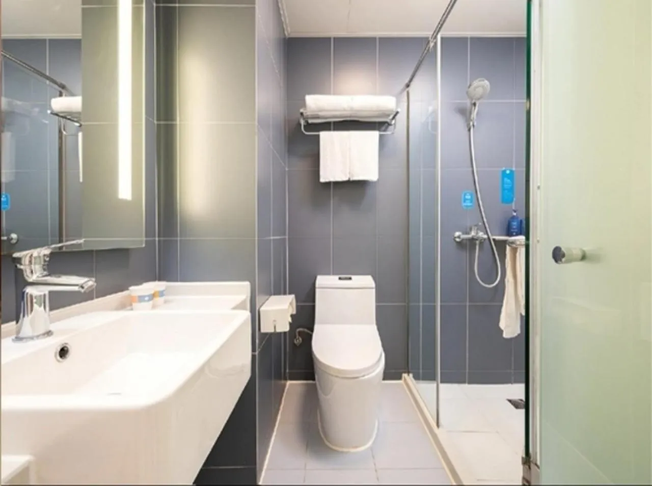 Toilet in Hanting Shanghai Zhoupu Metro Subway Hotel