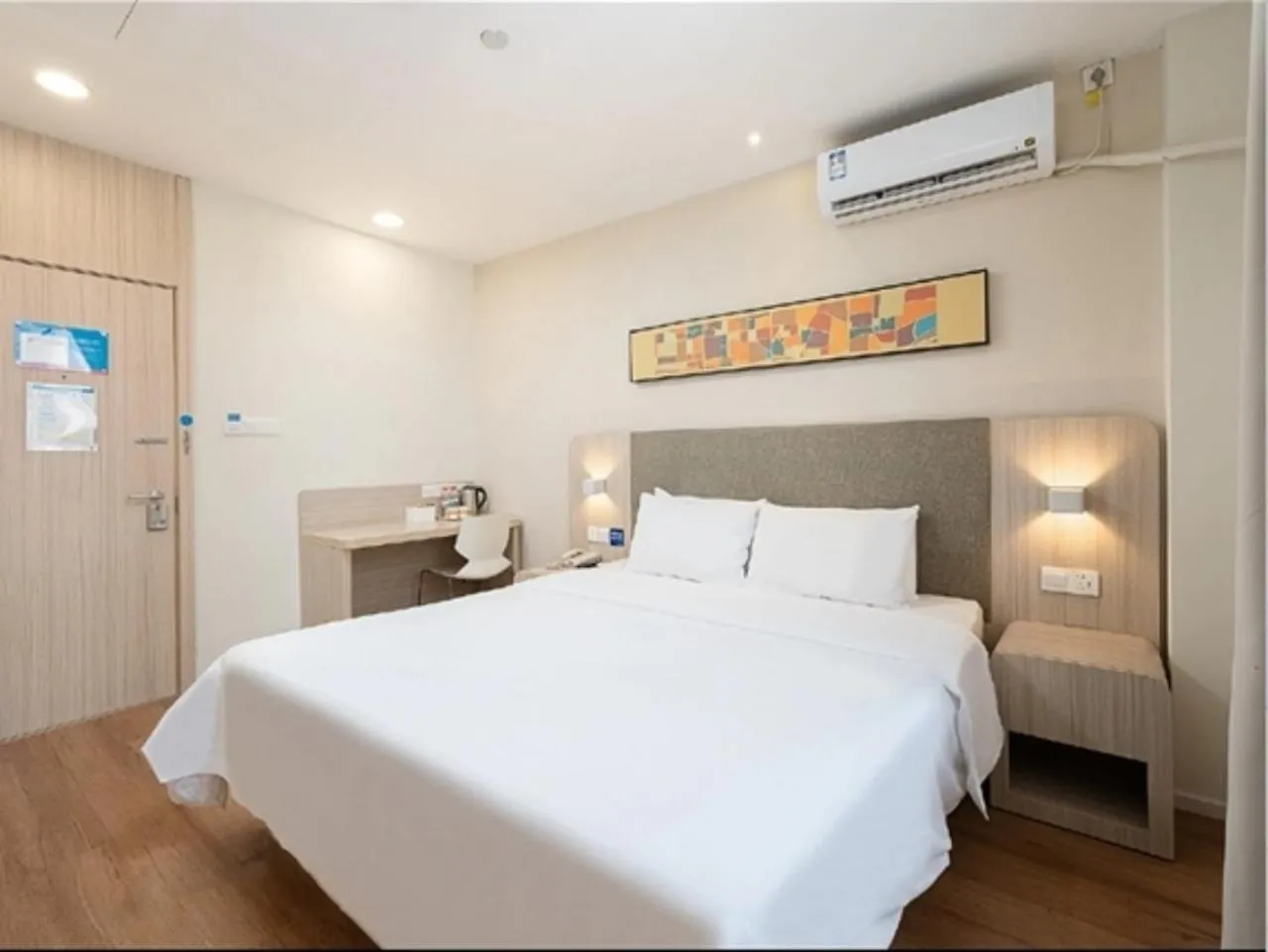 Photo of the whole room in Hanting Shanghai Zhoupu Metro Subway Hotel