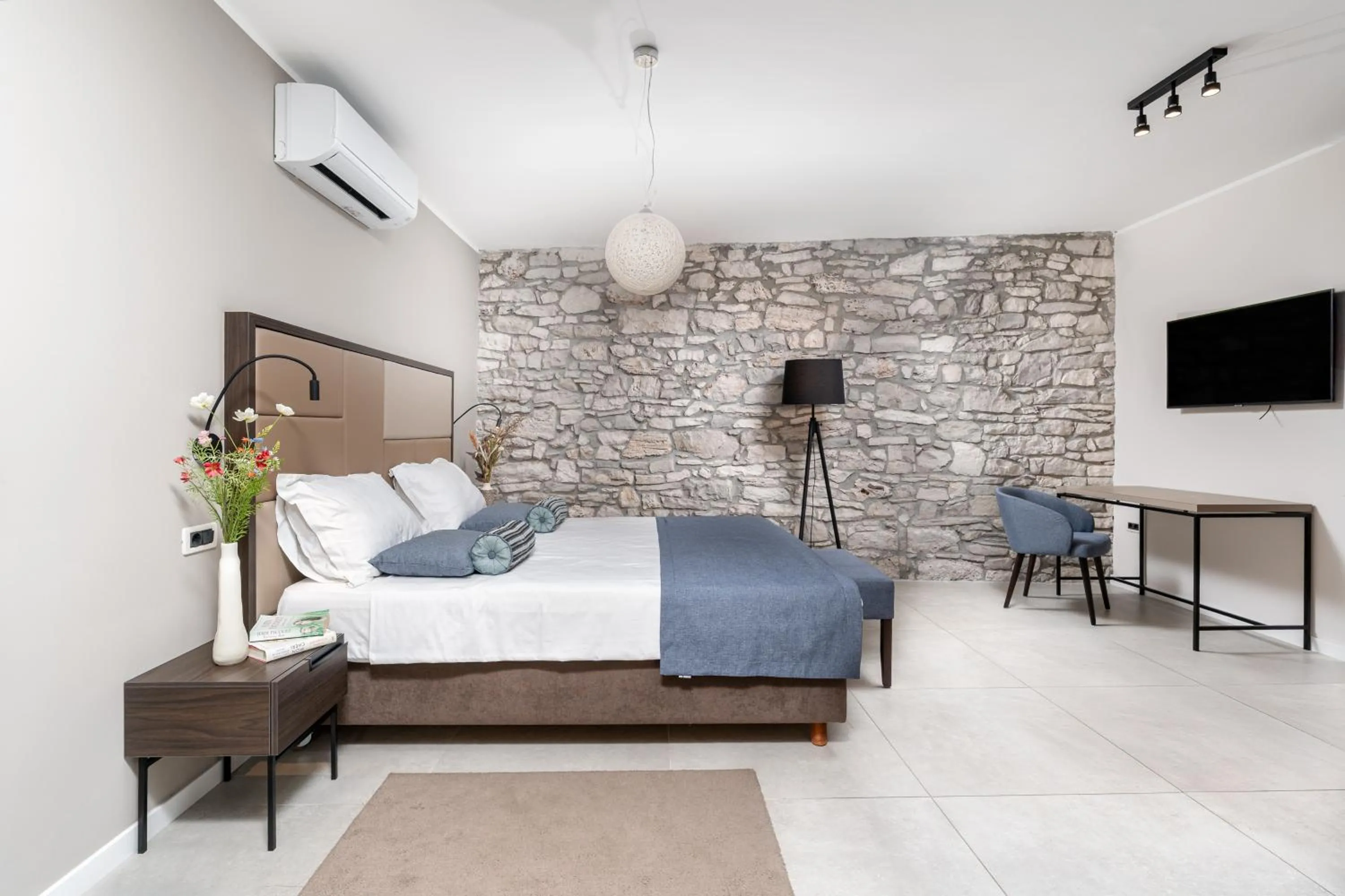 Photo of the whole room, Bed in Al Porto Suites - NEW!