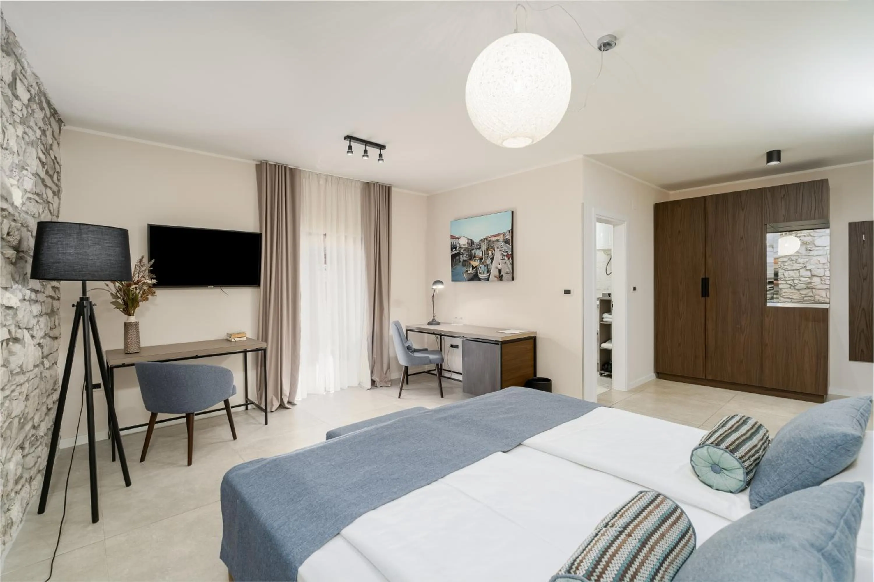 Photo of the whole room, Bed in Al Porto Suites - NEW!