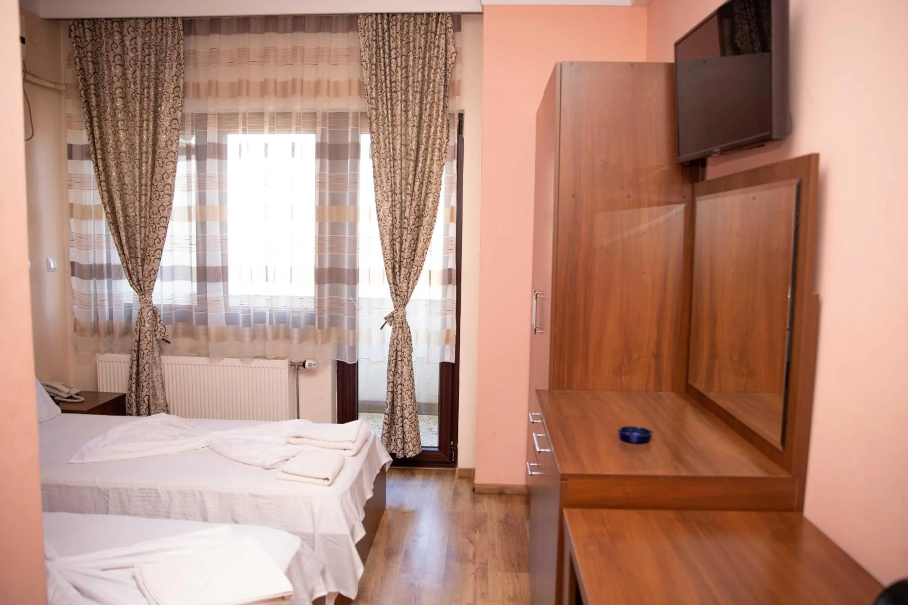 Evening entertainment, Bed in Hotel Leo