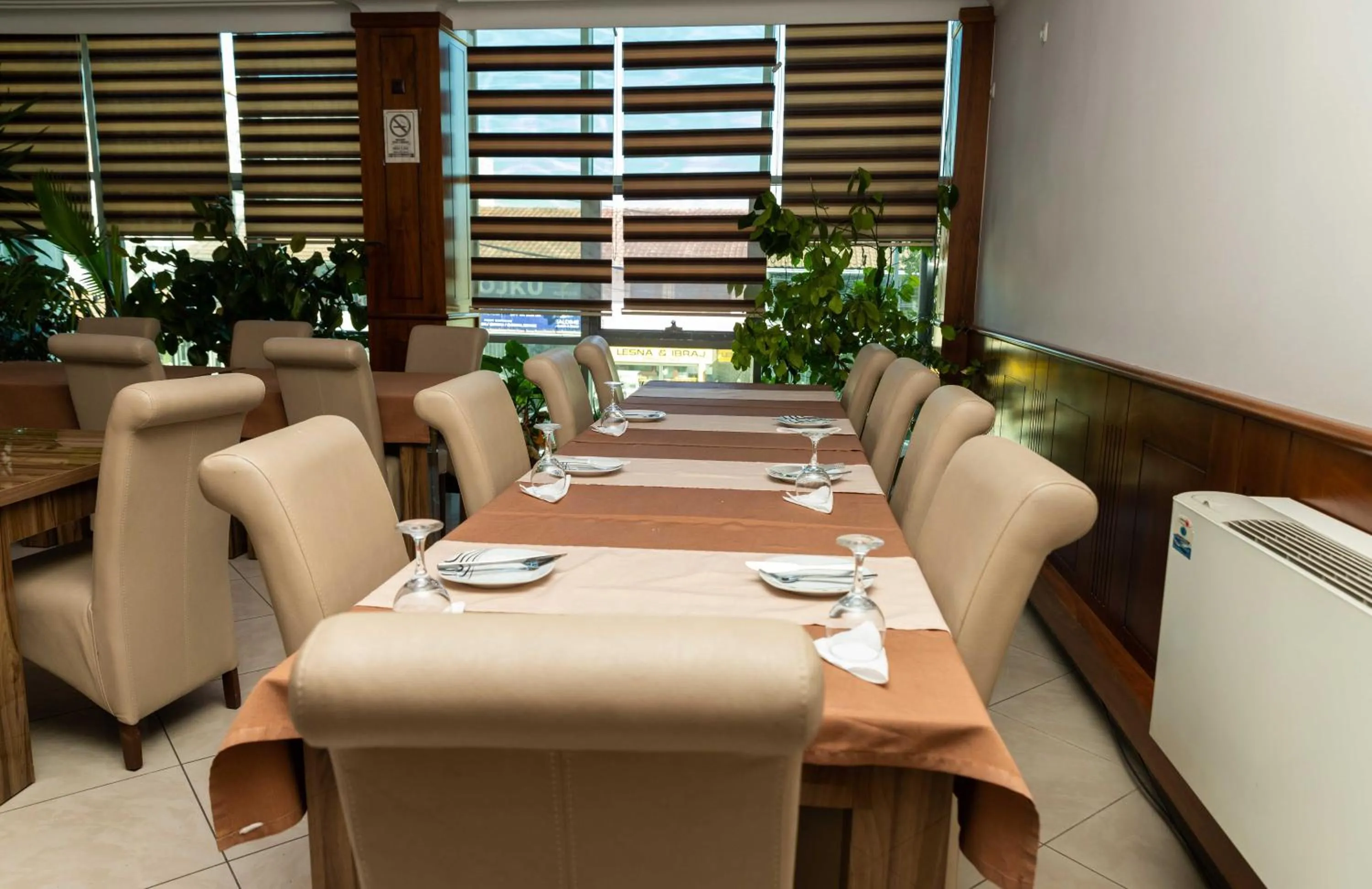 Restaurant/places to eat in Hotel Leo