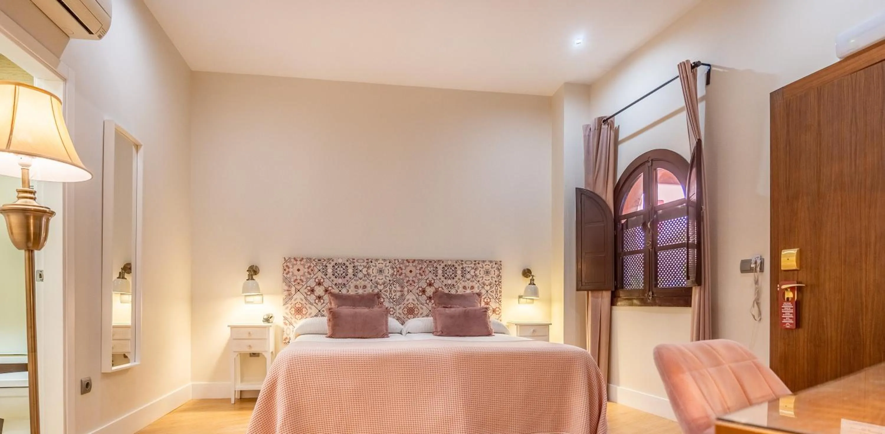 Property building, Bed in Patio de La Alameda