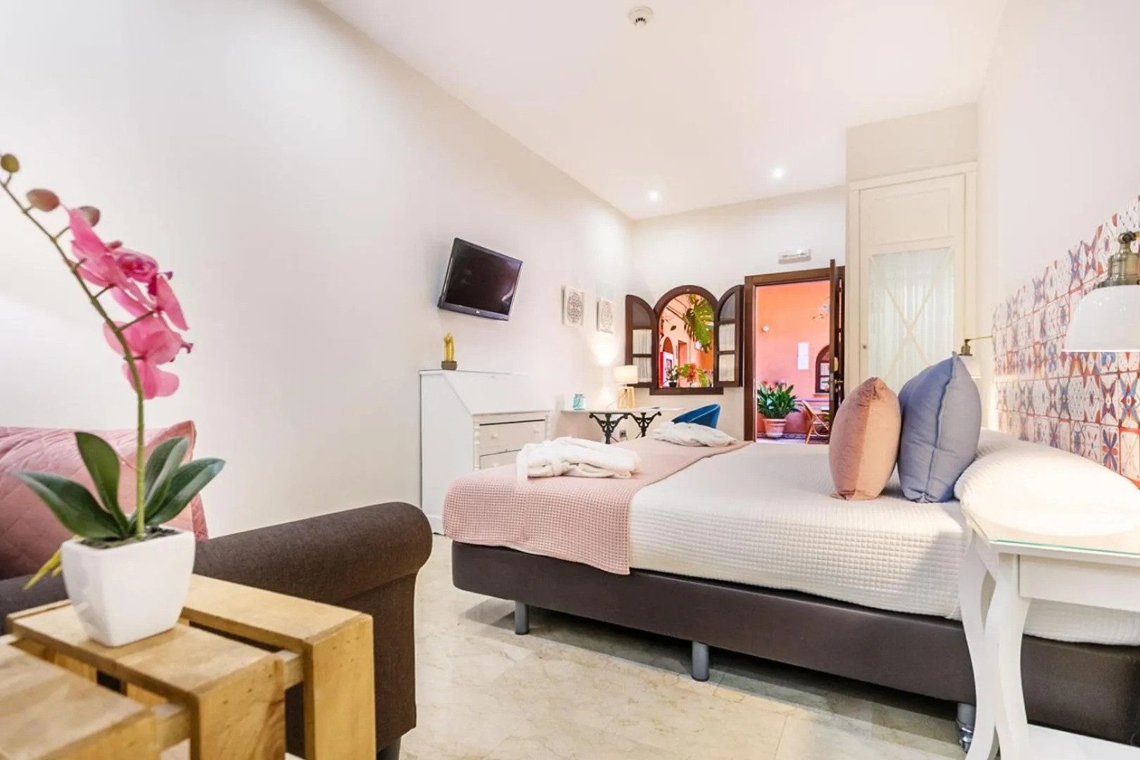 Photo of the whole room, Bed in Patio de La Alameda