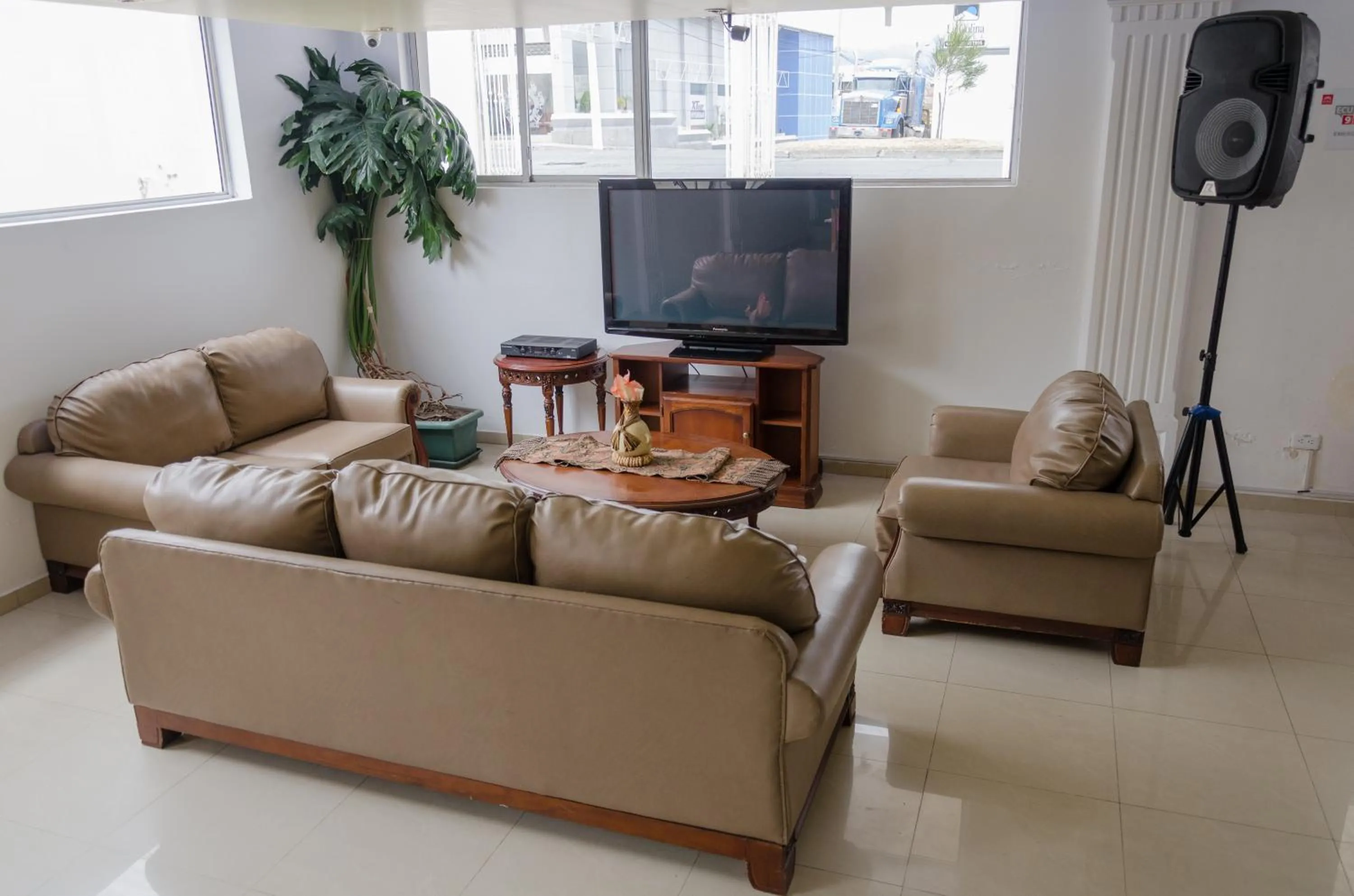 Communal lounge/ TV room in Hotel El Altar
