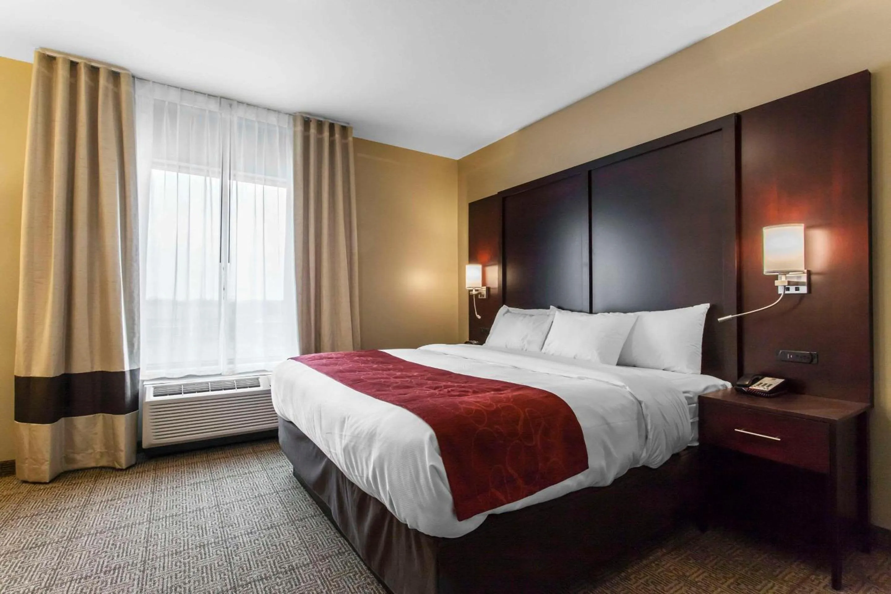 Bedroom, Bed in Comfort Suites-Youngstown North