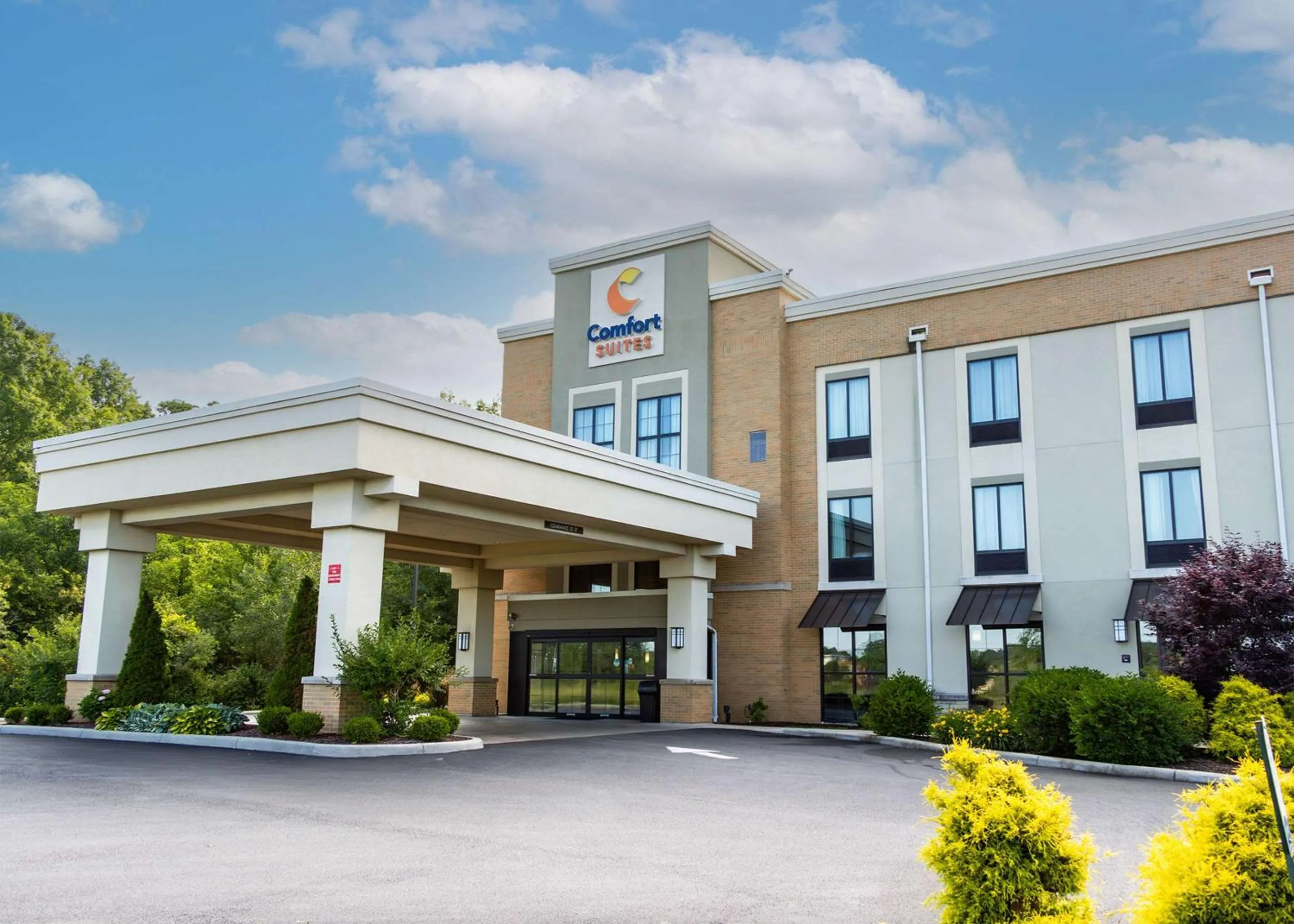 Property building in Comfort Suites-Youngstown North