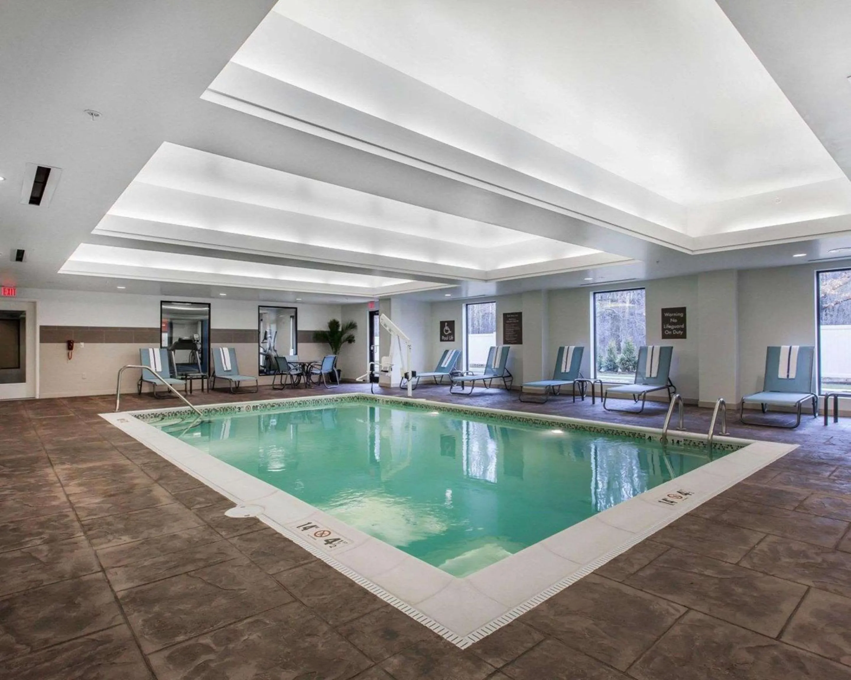 Swimming pool in Comfort Suites-Youngstown North