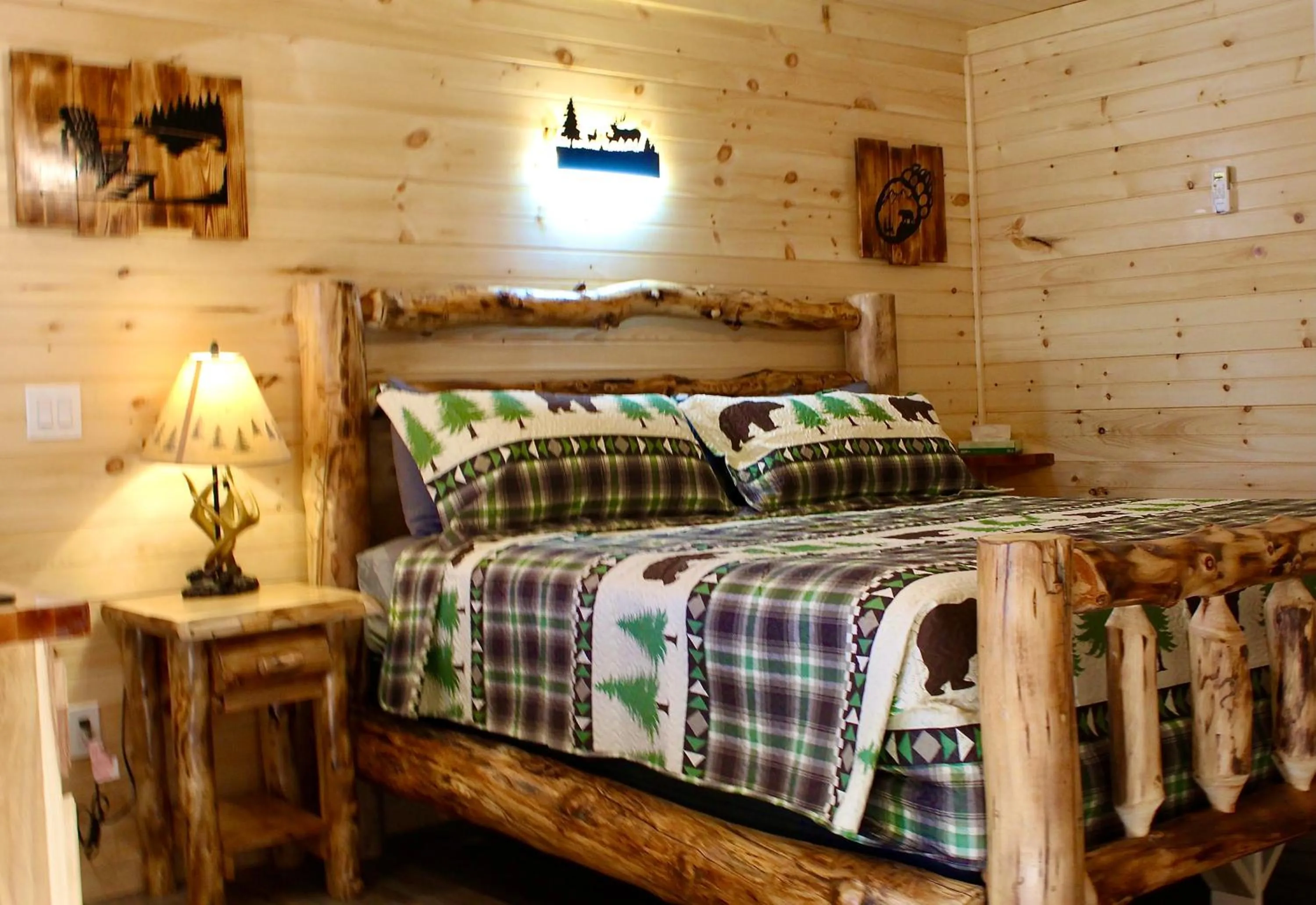 Bed in The Sundowner on Lake George