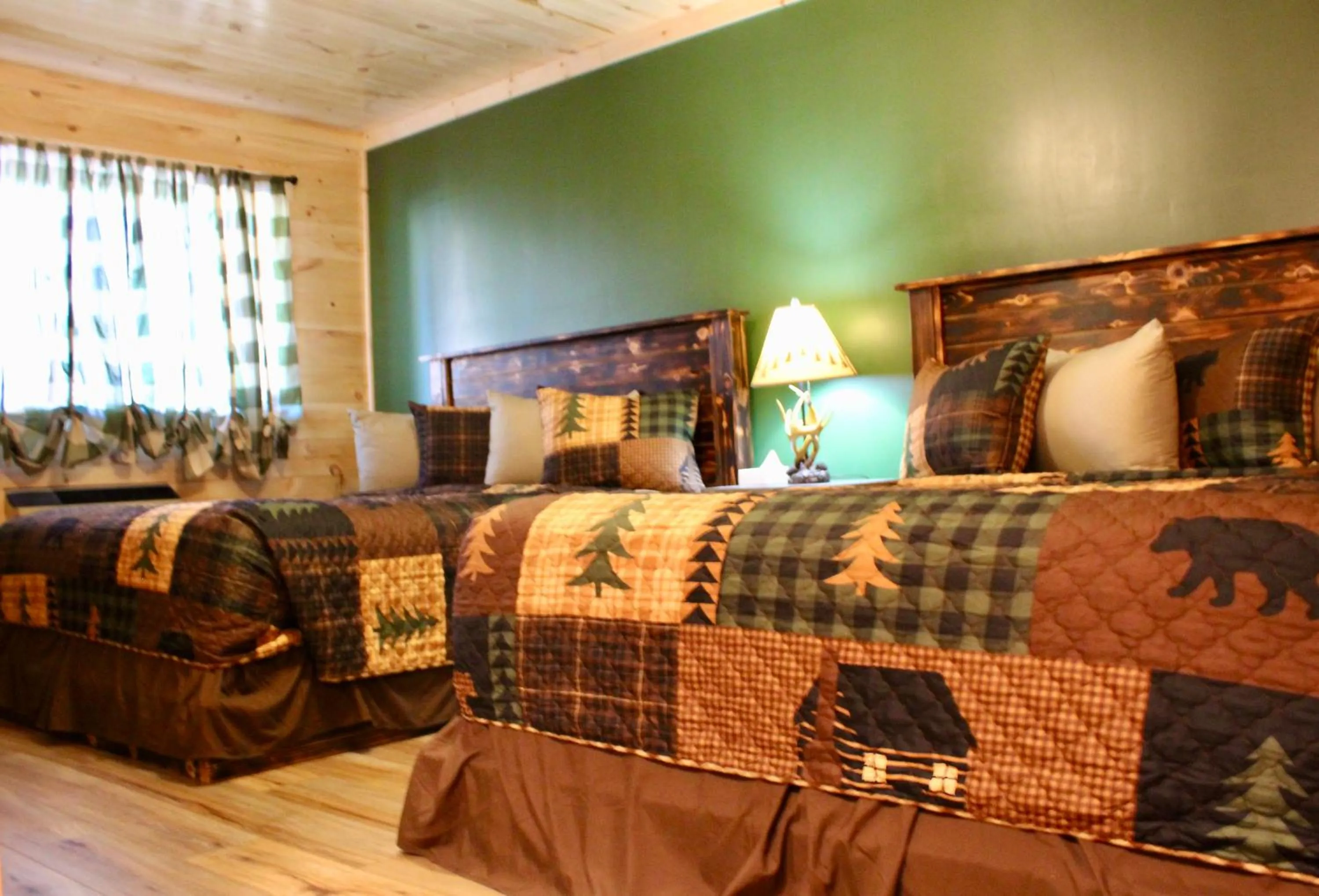 Bed in The Sundowner on Lake George